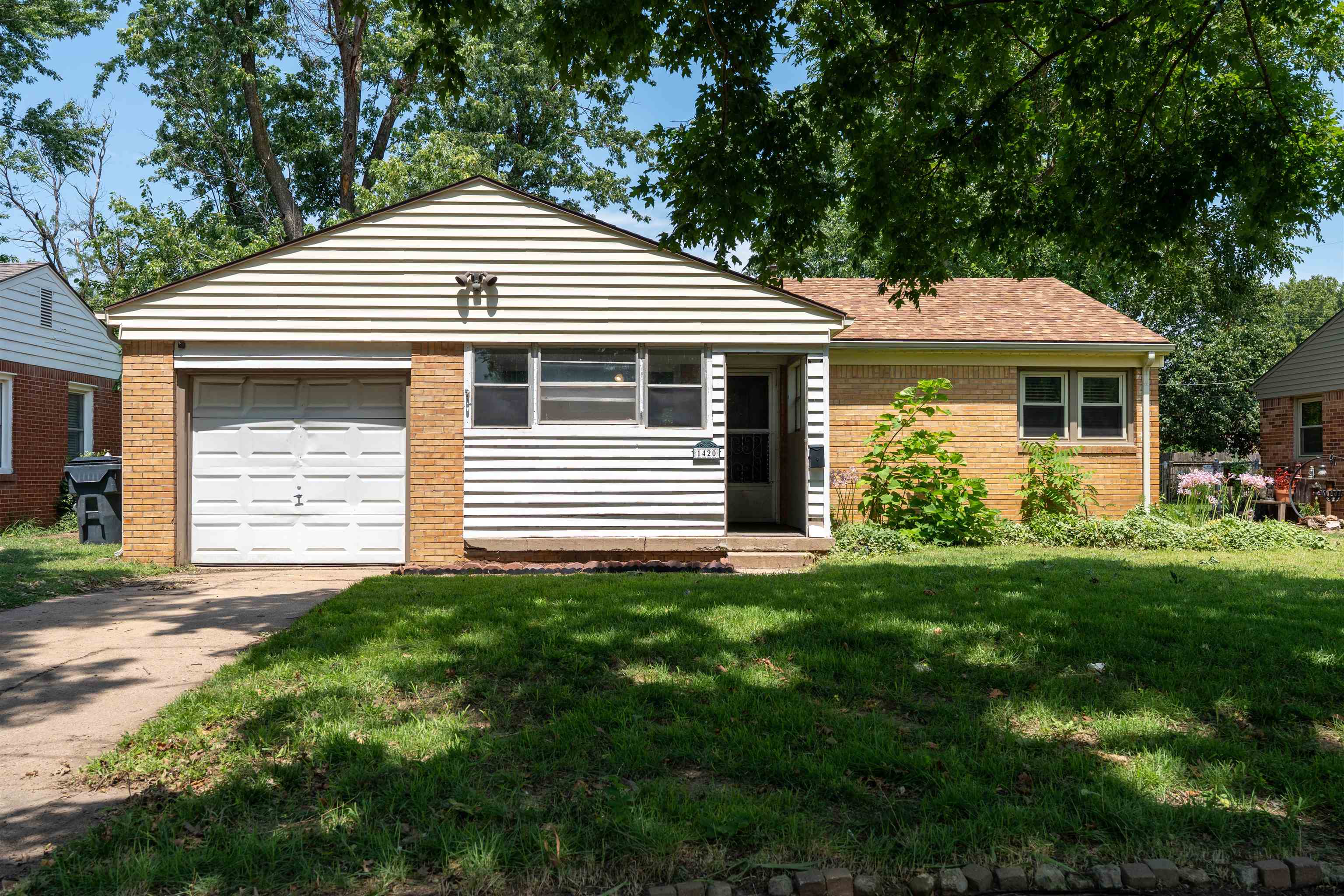 1420 E Donnell St Property Photo 1
