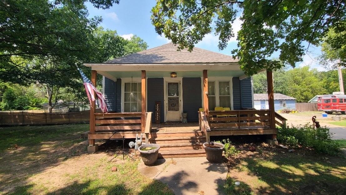 318 N Poplar St Property Photo 1