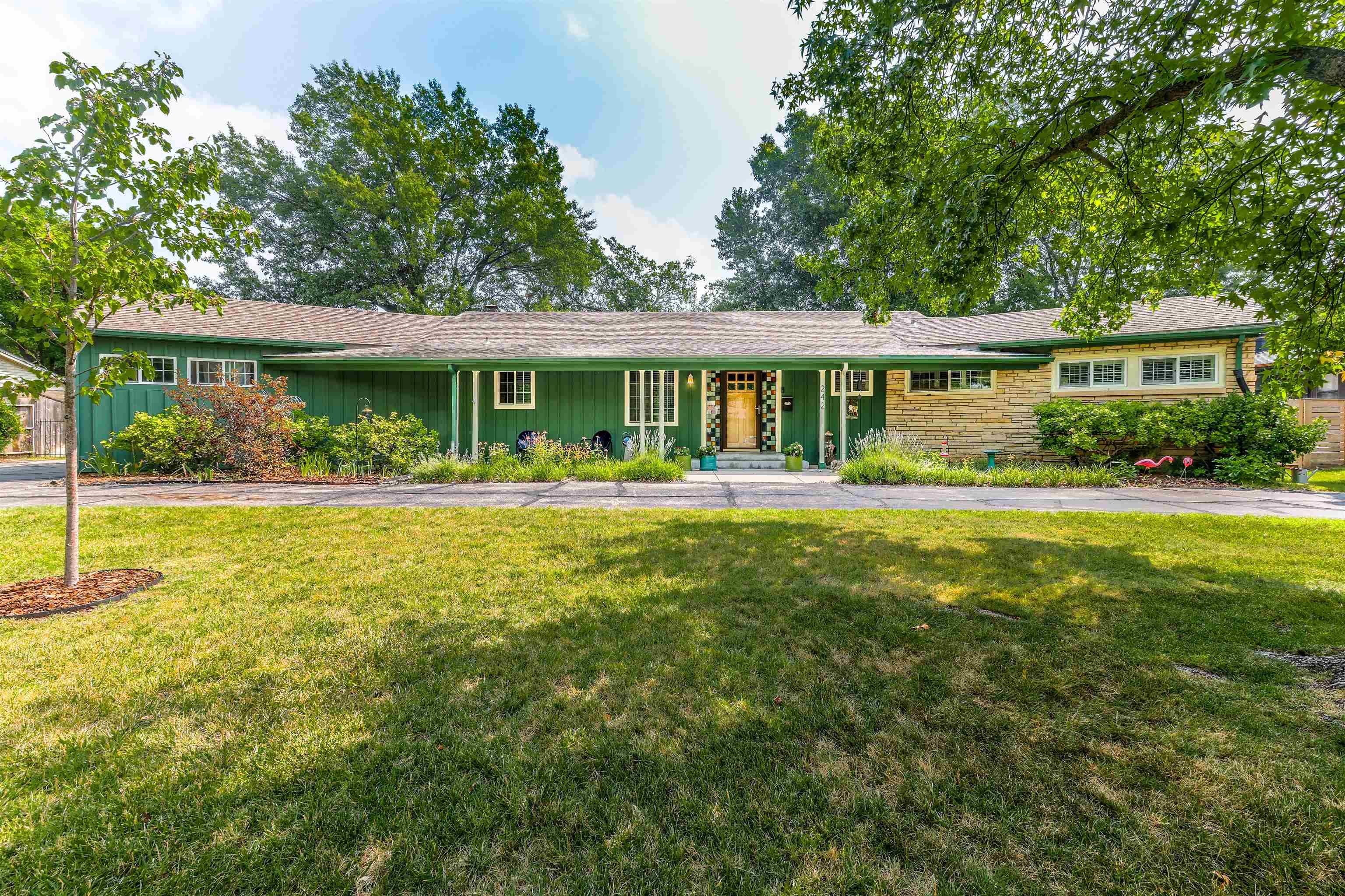 242 S Courtleigh Dr Property Photo 1