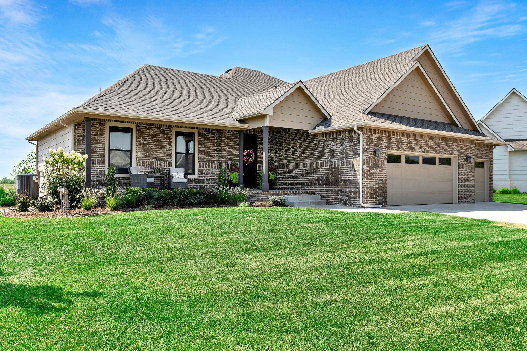 1611 N Shadow Rock Dr Property Photo 1