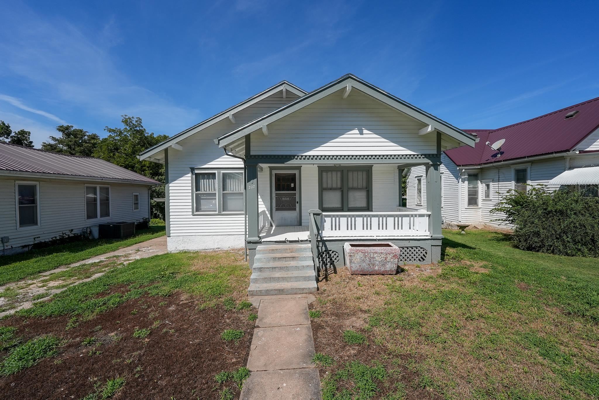 207 S Elm St Property Photo 1