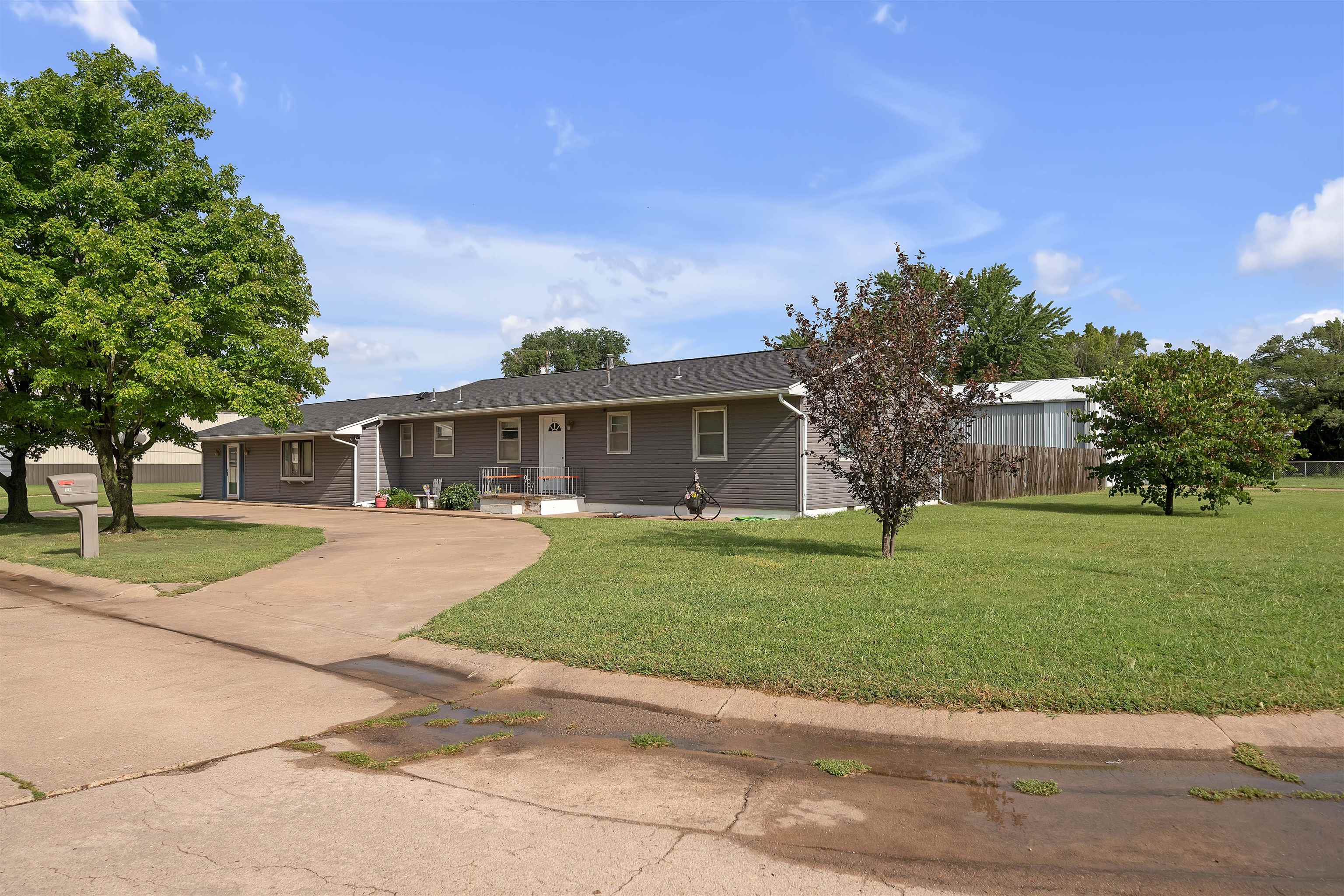 927 E Woodsway St Property Photo 1