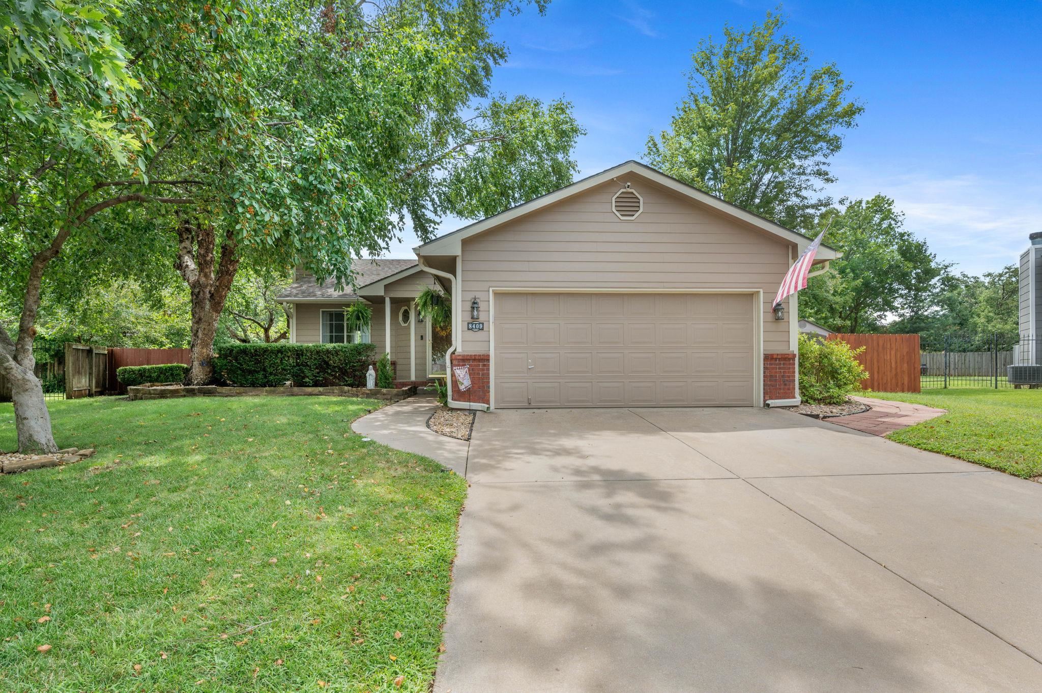 8409 W Aberdeen Cir Property Photo 1