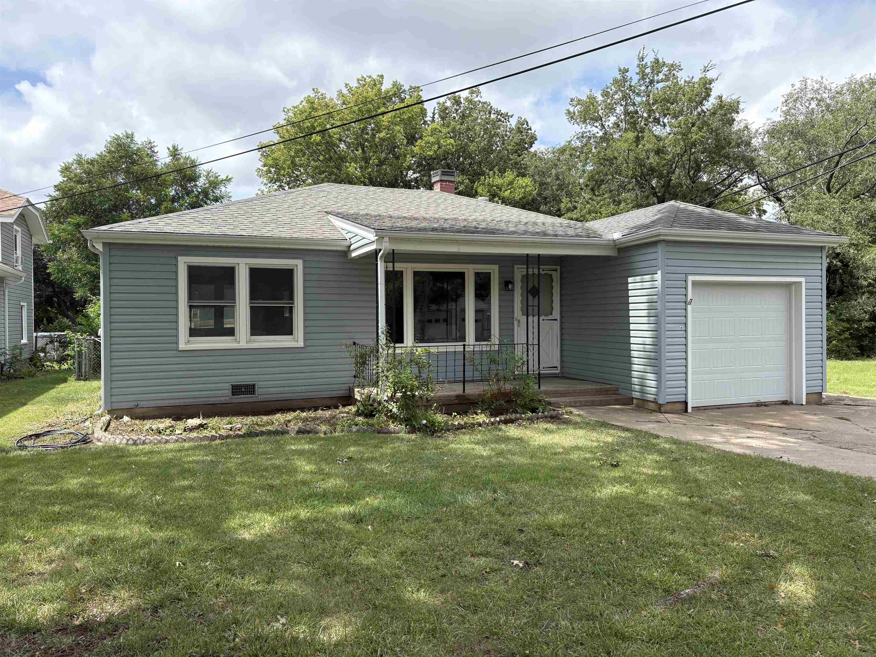 2951 N Coolidge Ave Property Photo 1