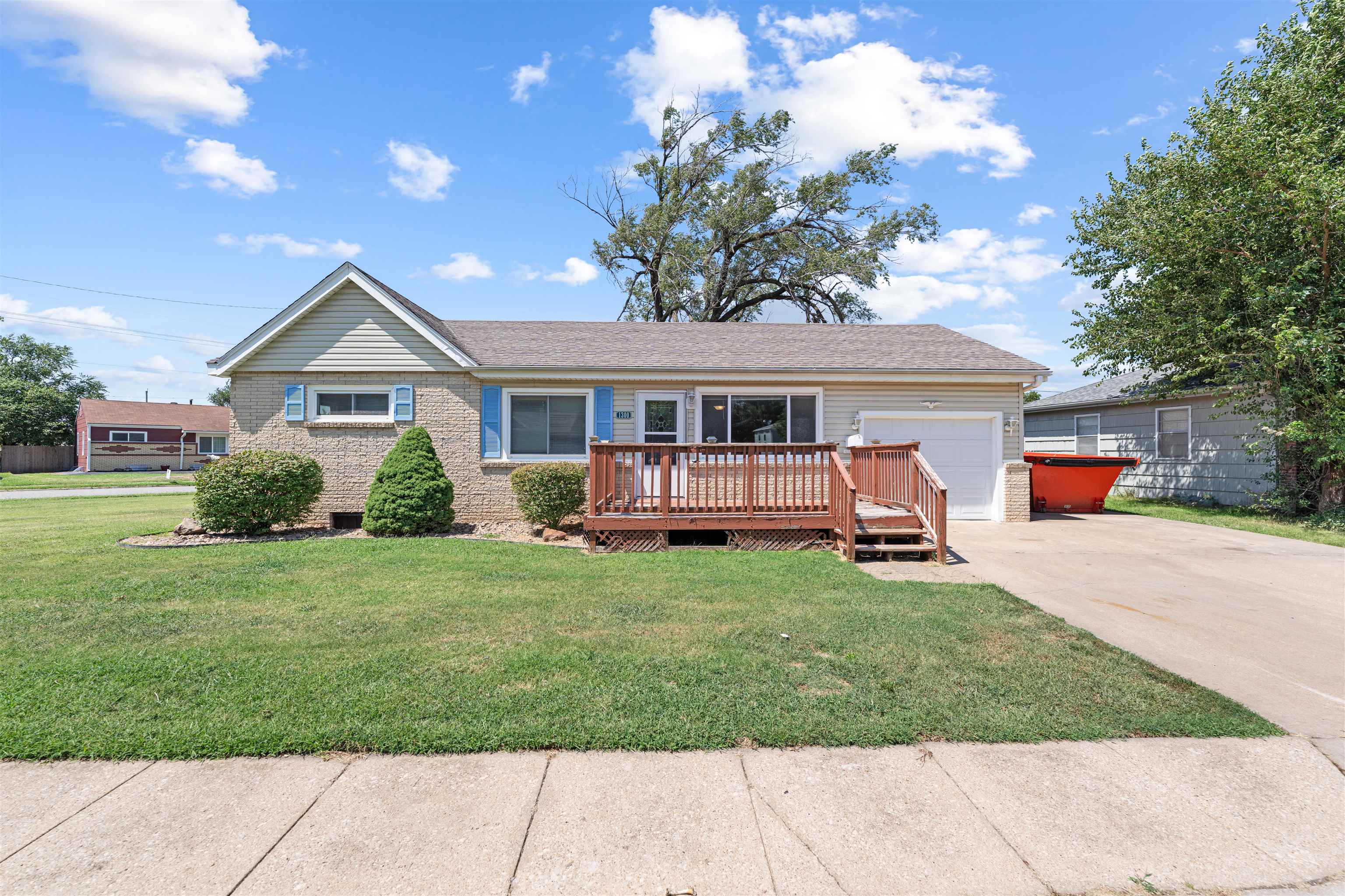 1300 Dover Dr Property Photo 1