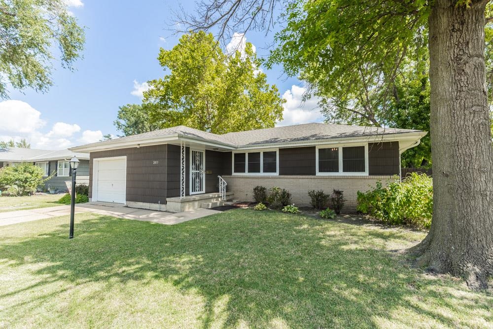 2053 Quincy St Property Photo 1