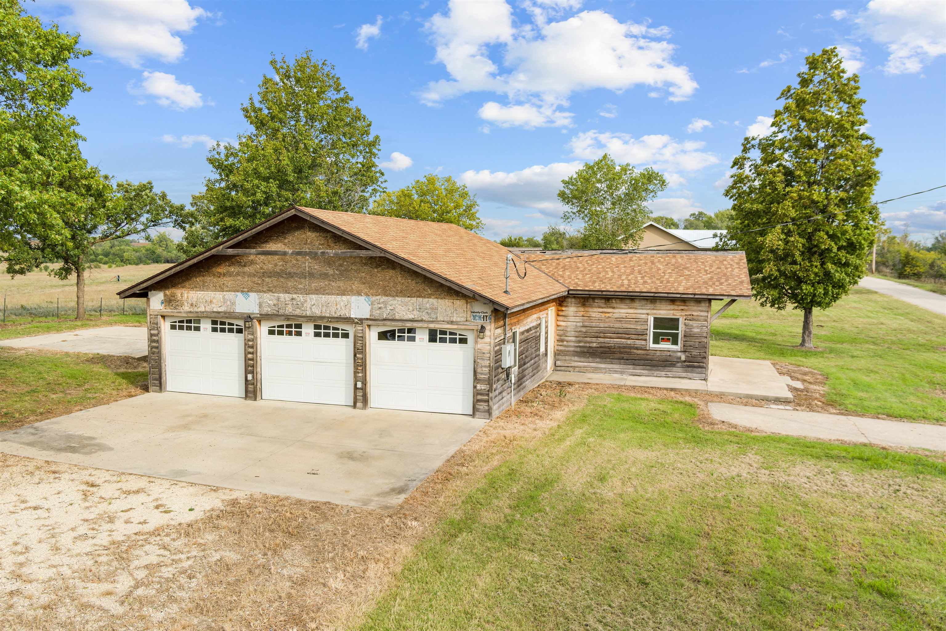 1027 N 190th Rd Property Photo 1