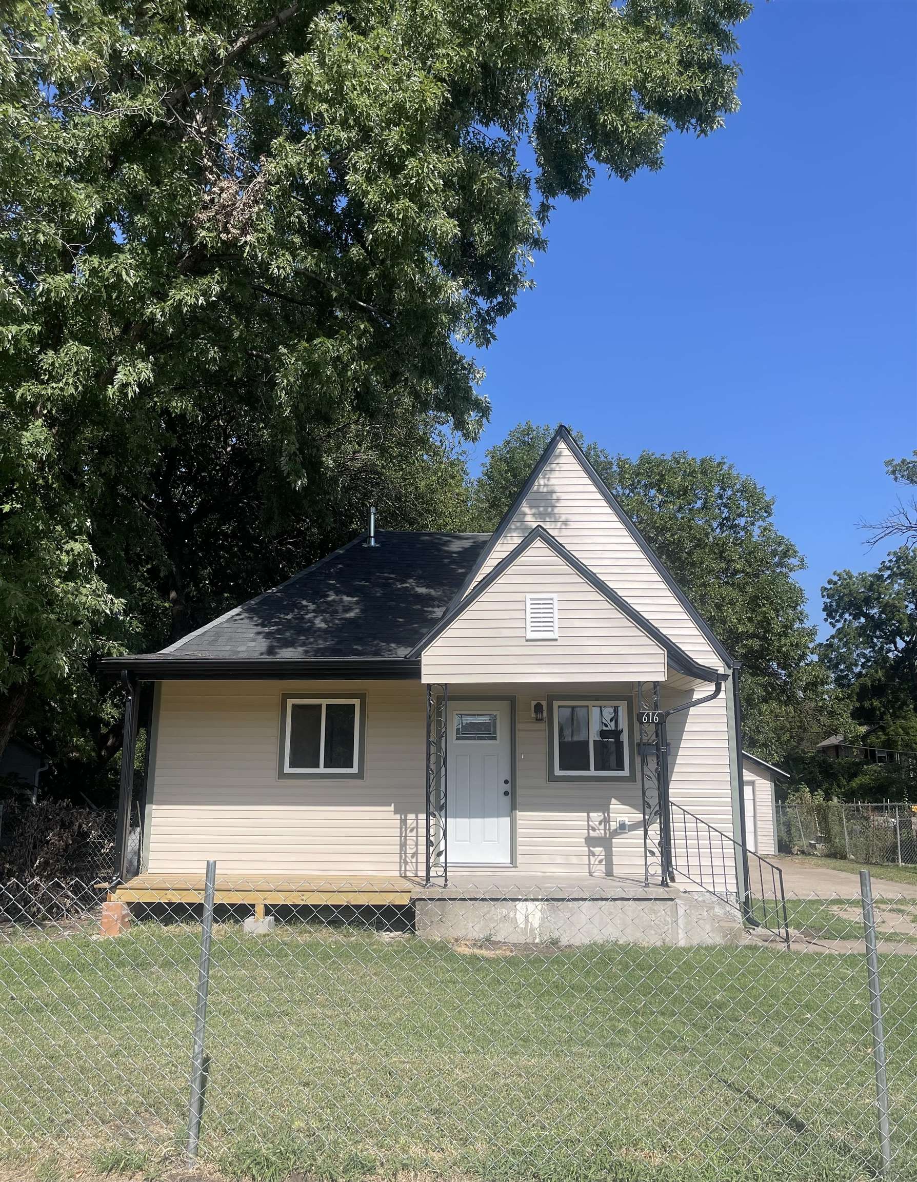 616 N Madison Ave Property Photo 1