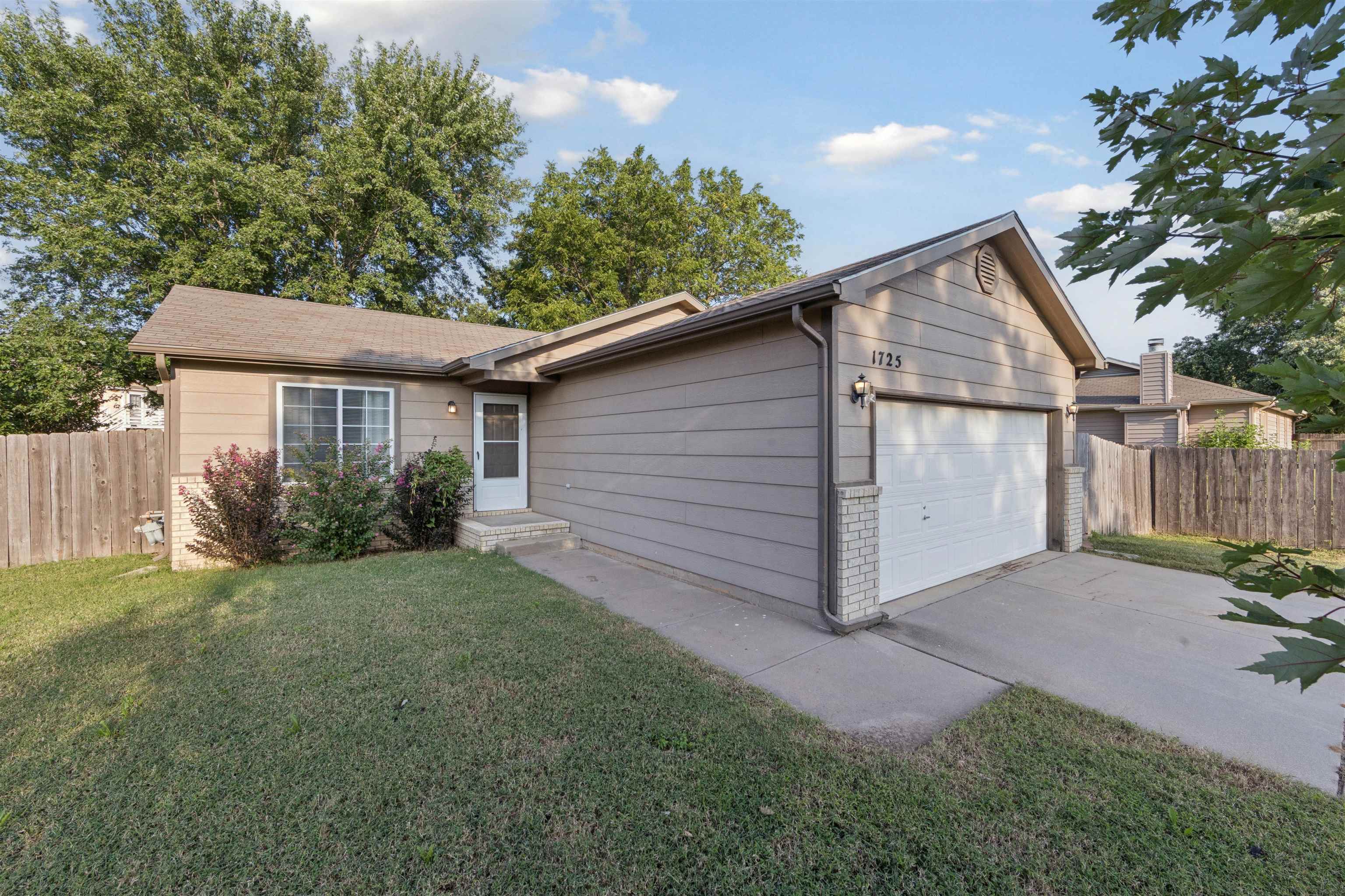 1725 N Socora St Property Photo 1