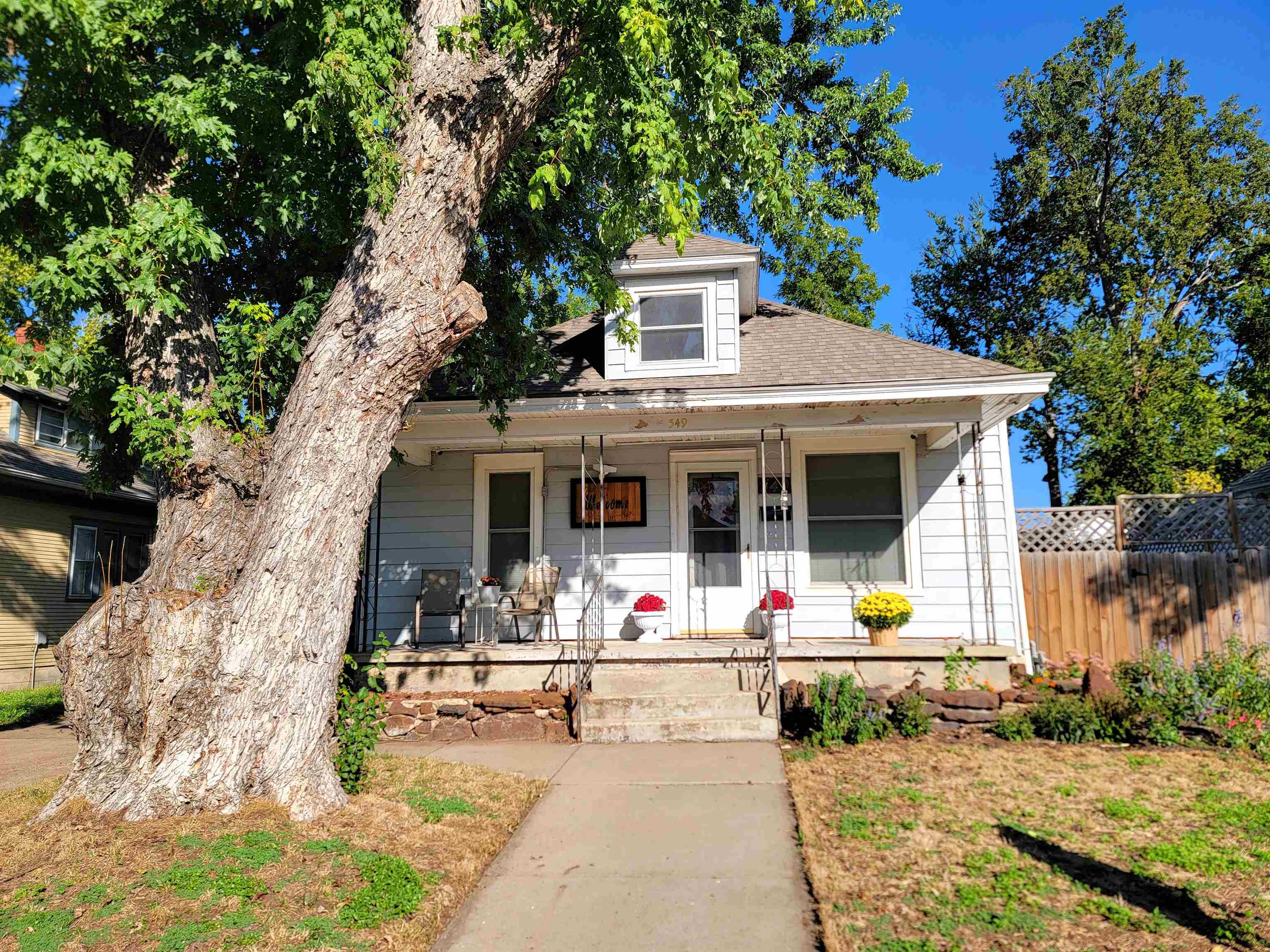 549 S 10th St Property Photo 1