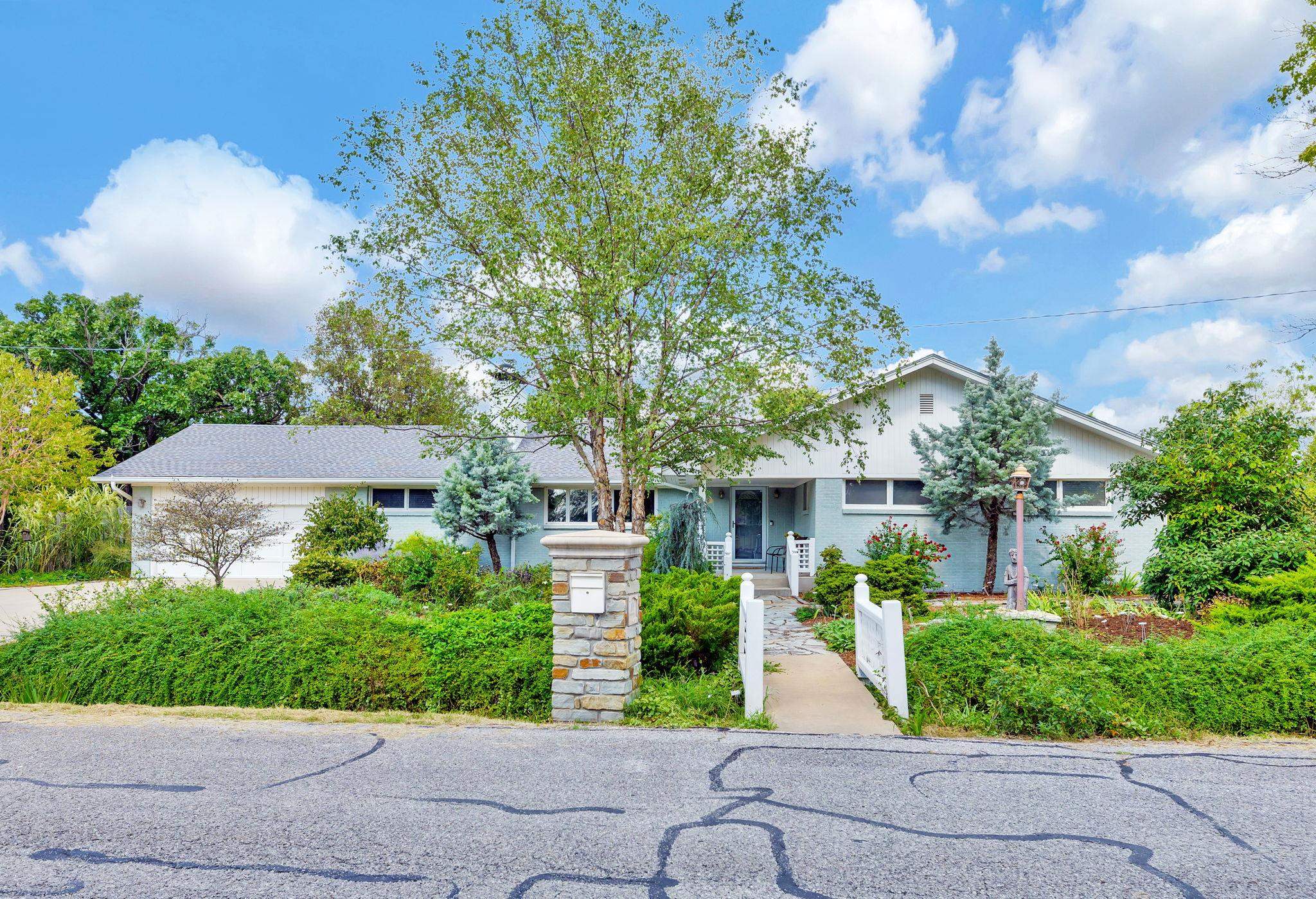 10 E Hawthorne St Property Photo 1