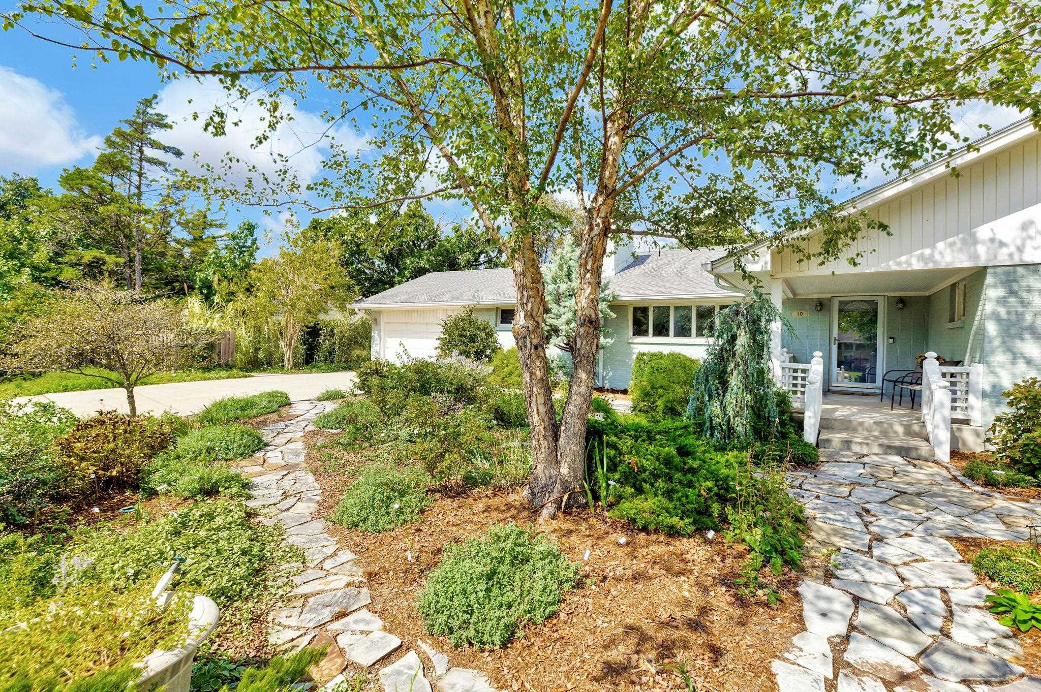 10 E Hawthorne St Property Photo 3