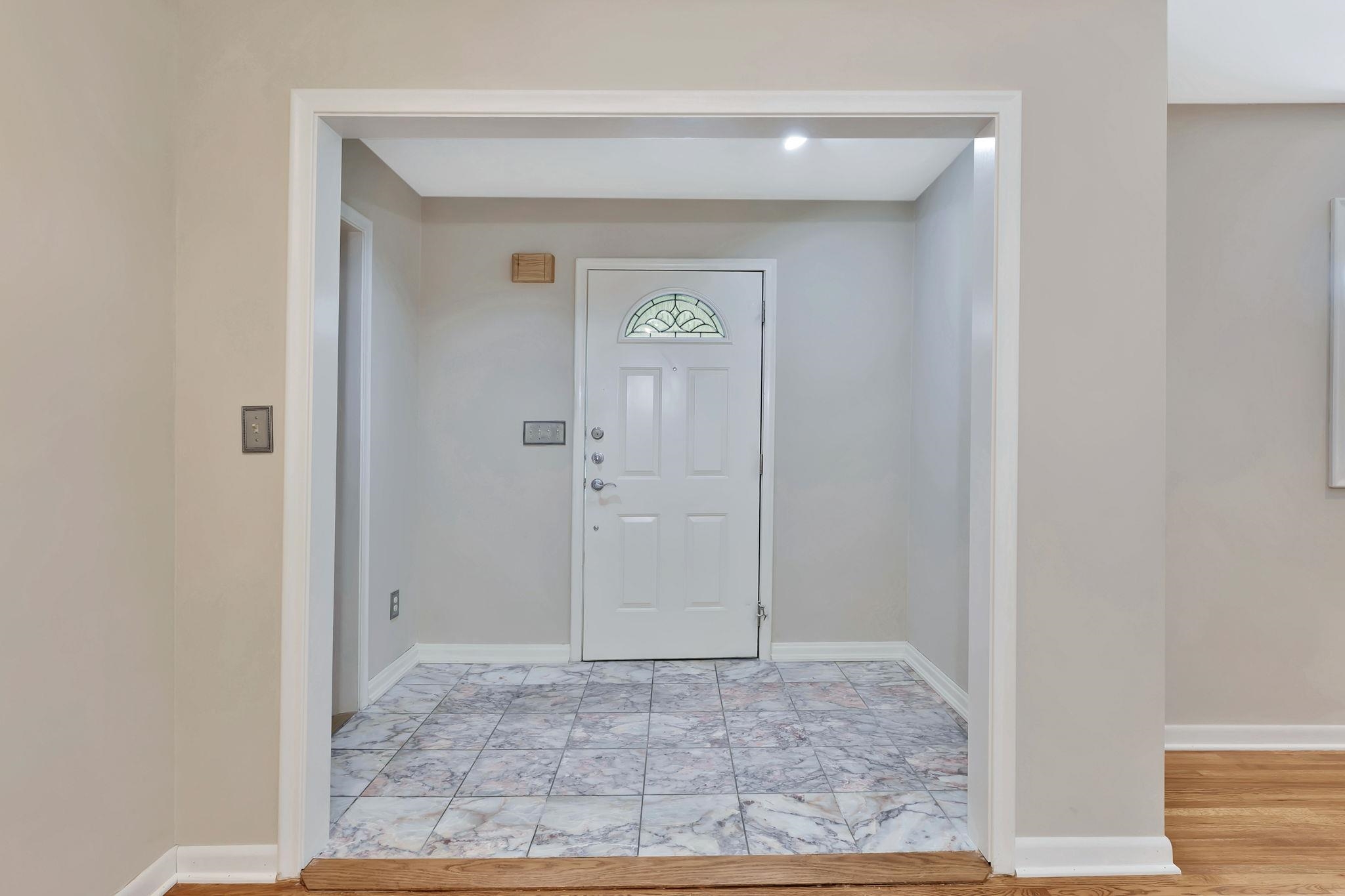 10 E Hawthorne St Property Photo 4