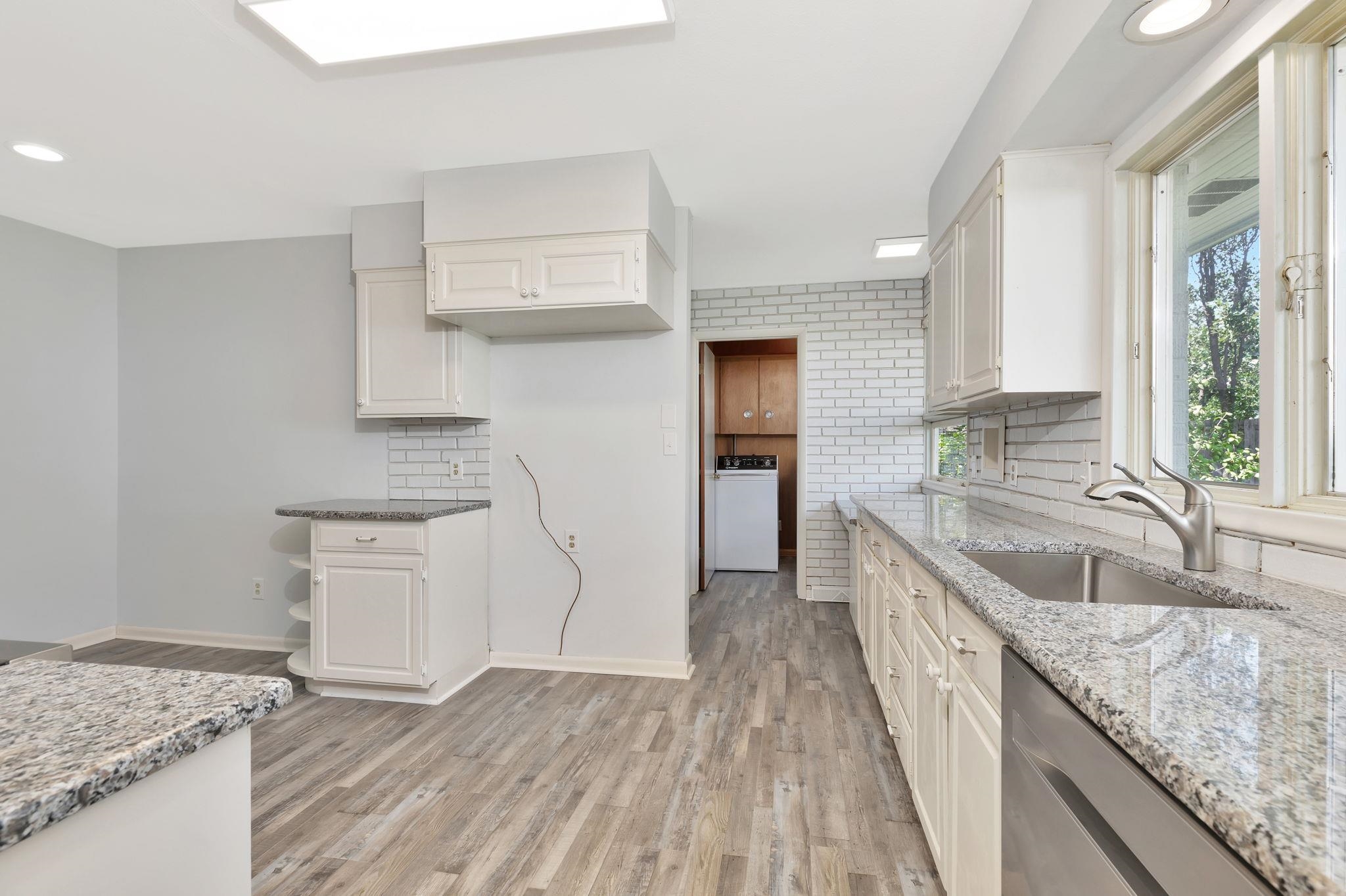 10 E Hawthorne St Property Photo 13