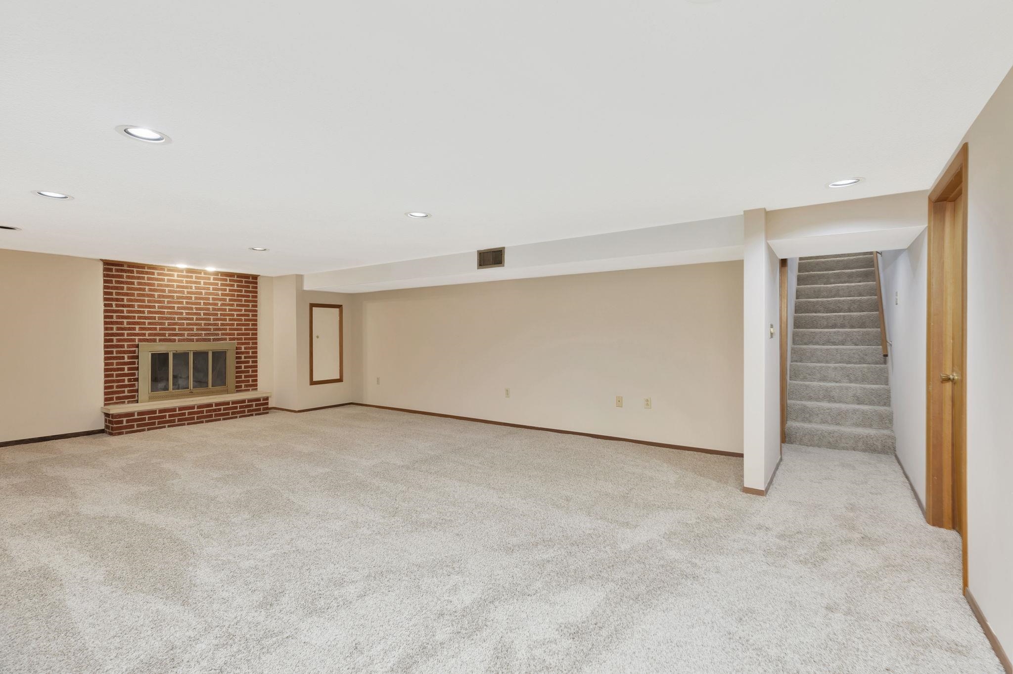 10 E Hawthorne St Property Photo 26