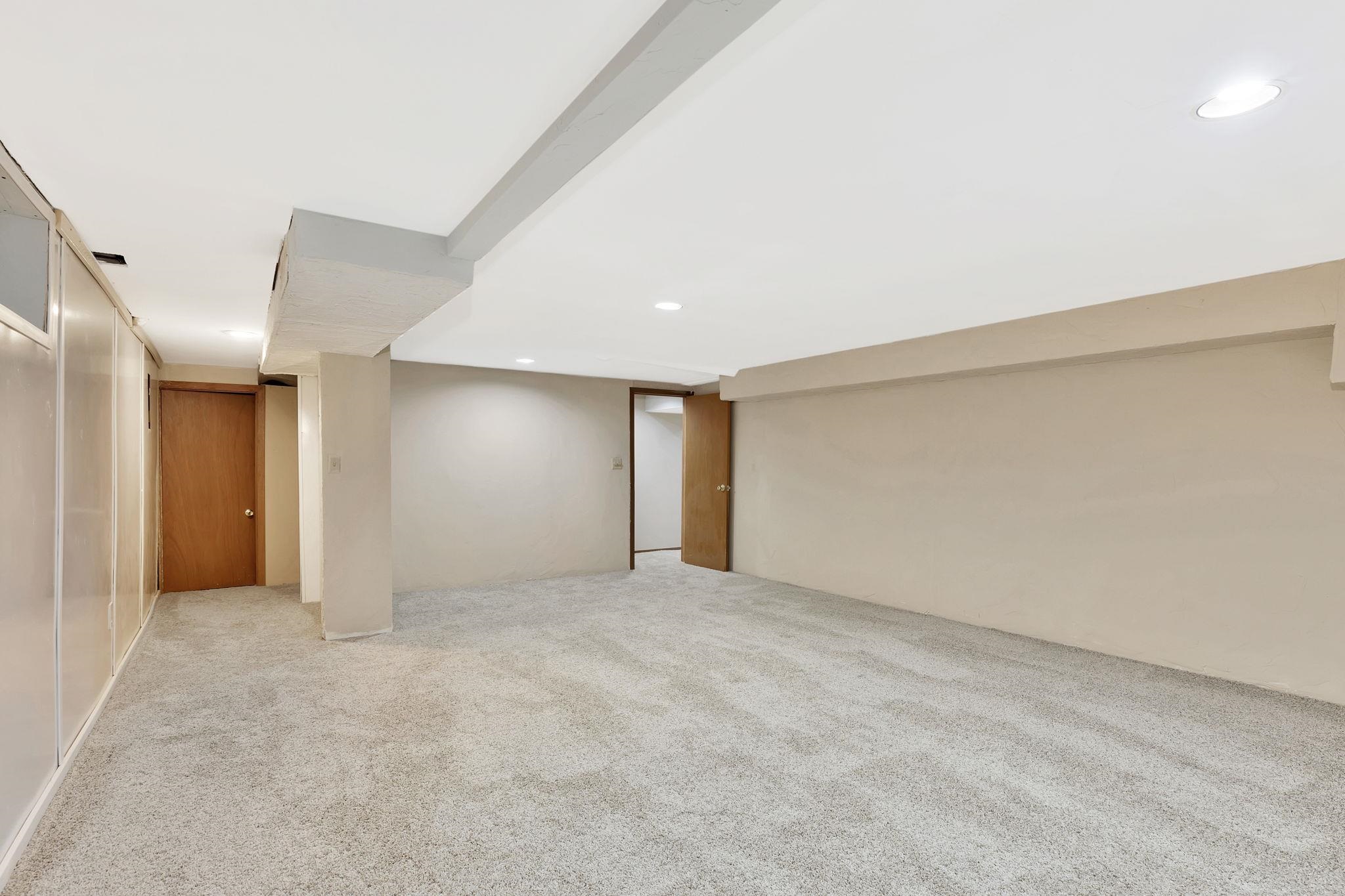 10 E Hawthorne St Property Photo 28