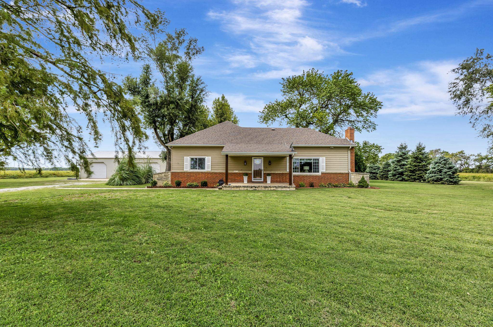 733 N Woodlawn Rd Property Photo 1