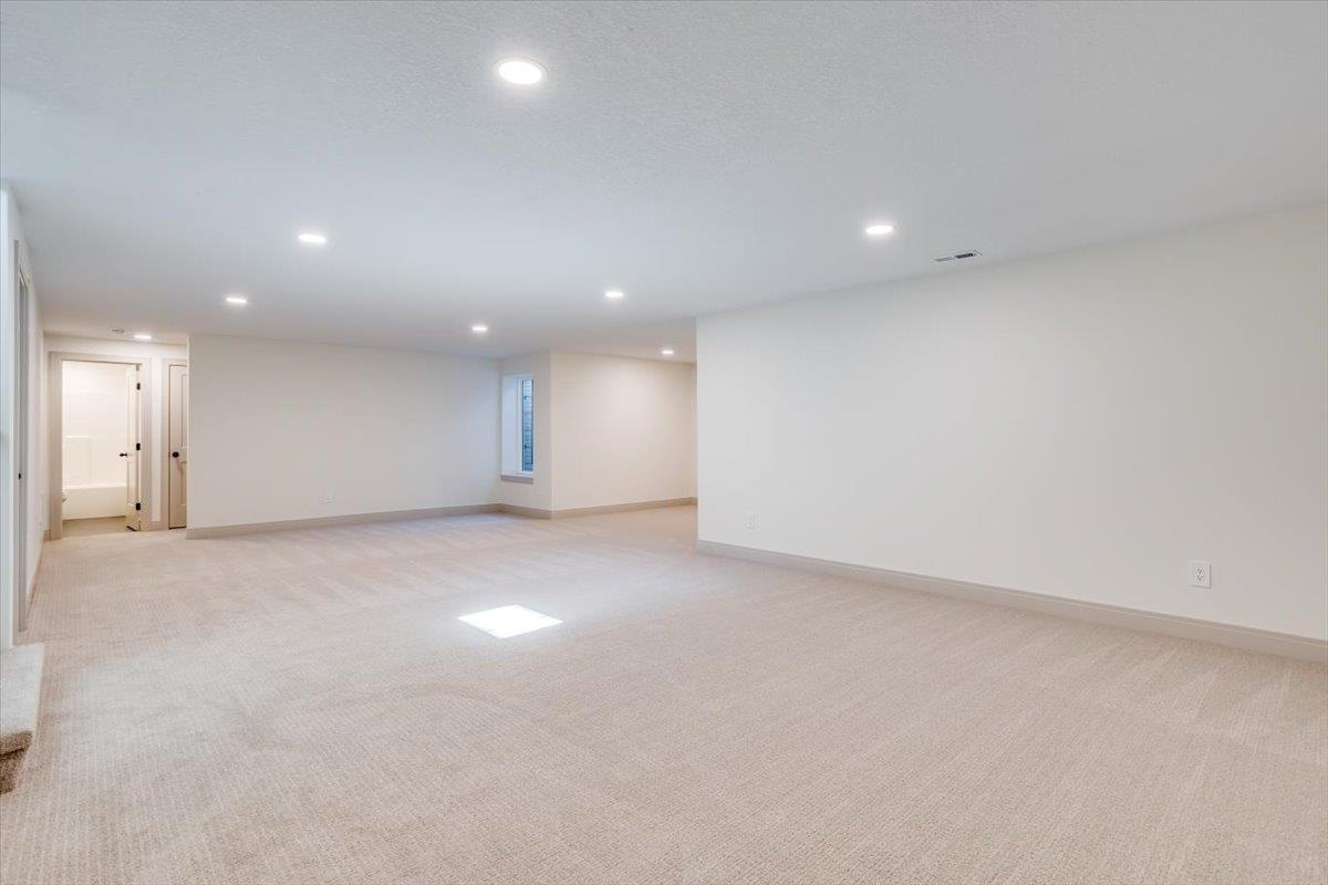 3233 N Pine Grove Cir Property Photo 27