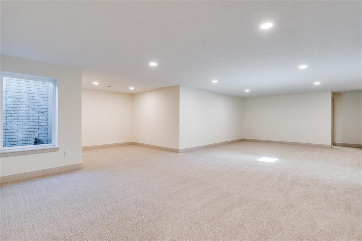 3233 N Pine Grove Cir Property Photo 28