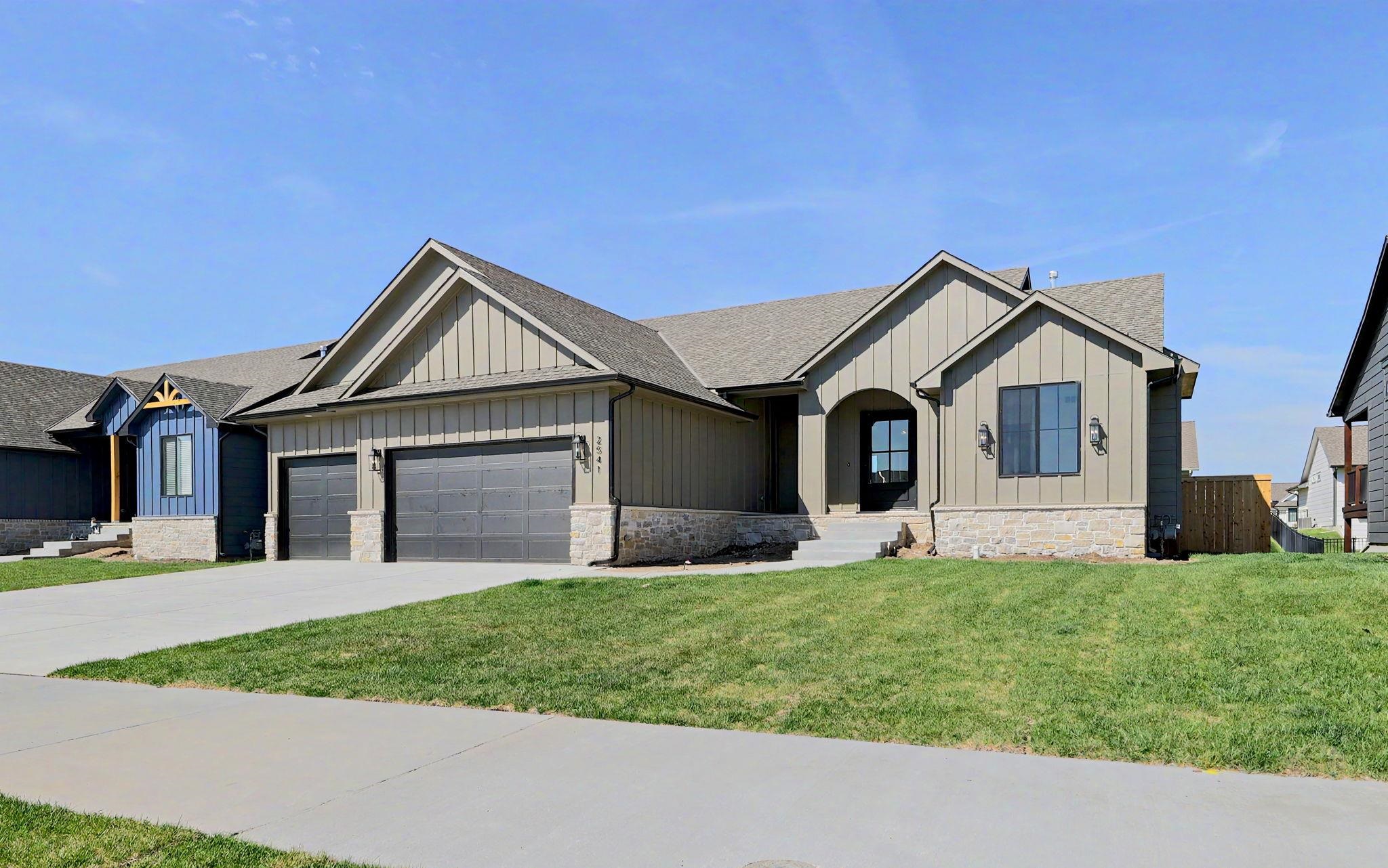 2541 N Bluestone St Property Photo 2
