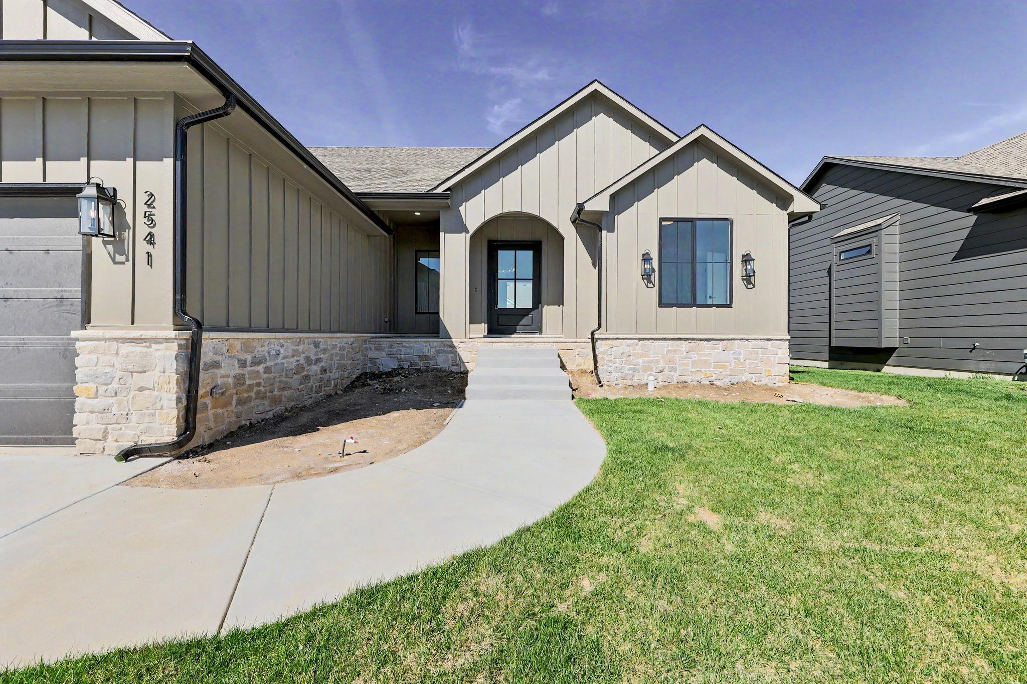 2541 N Bluestone St Property Photo 3