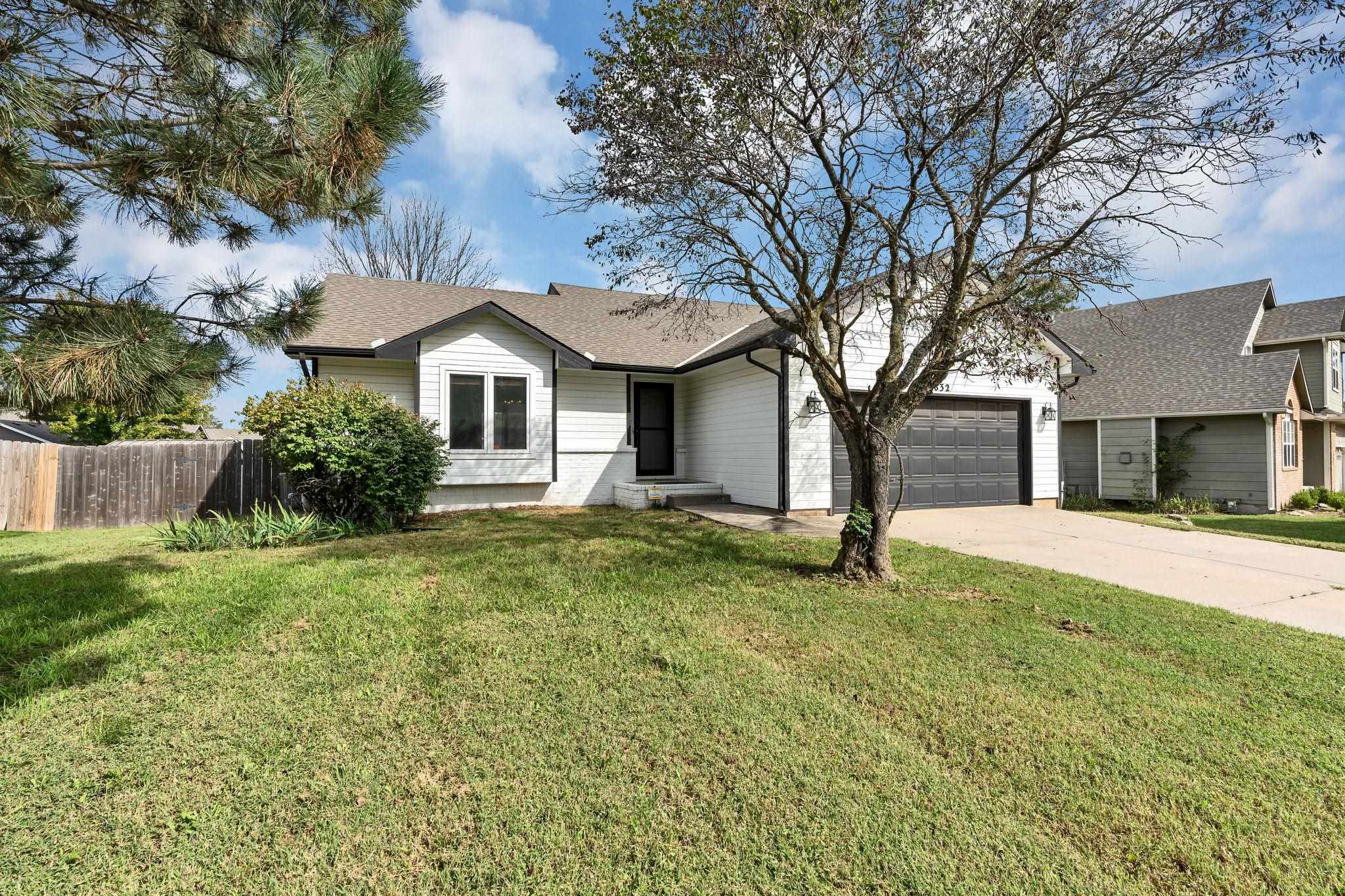 832 E Hawthorne Dr Property Photo 1