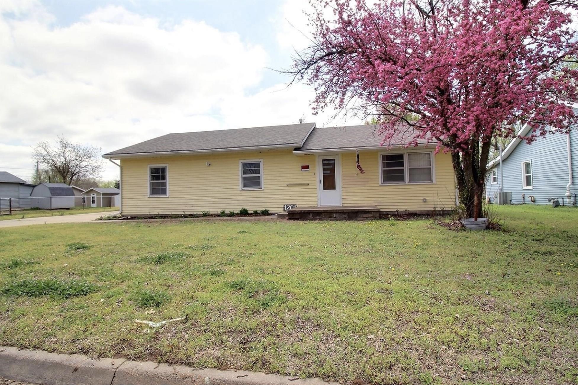 1201 W Oklahoma Ave Property Photo 1