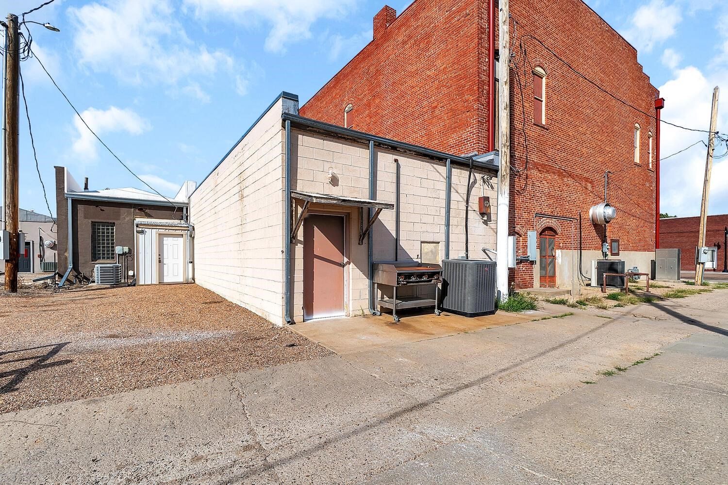 136 E Long St Property Photo 10