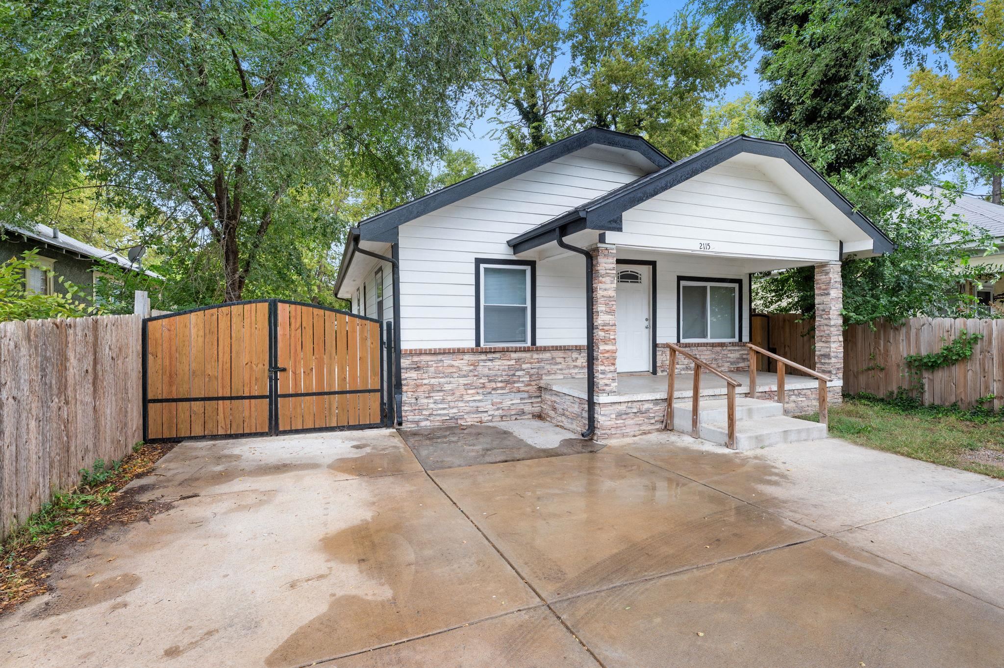 2115 N Waco Ave Property Photo 1