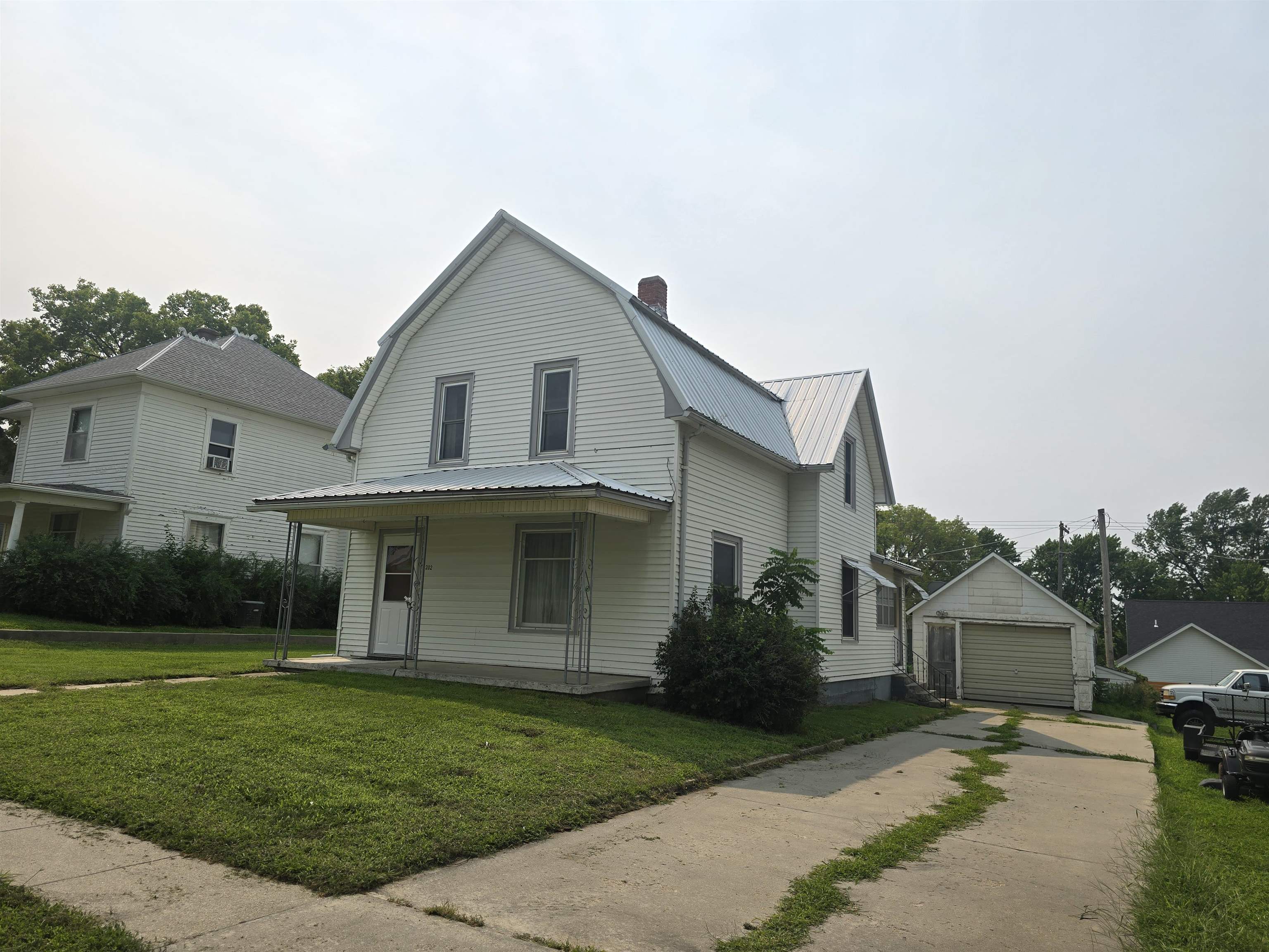 202 E Parallel St