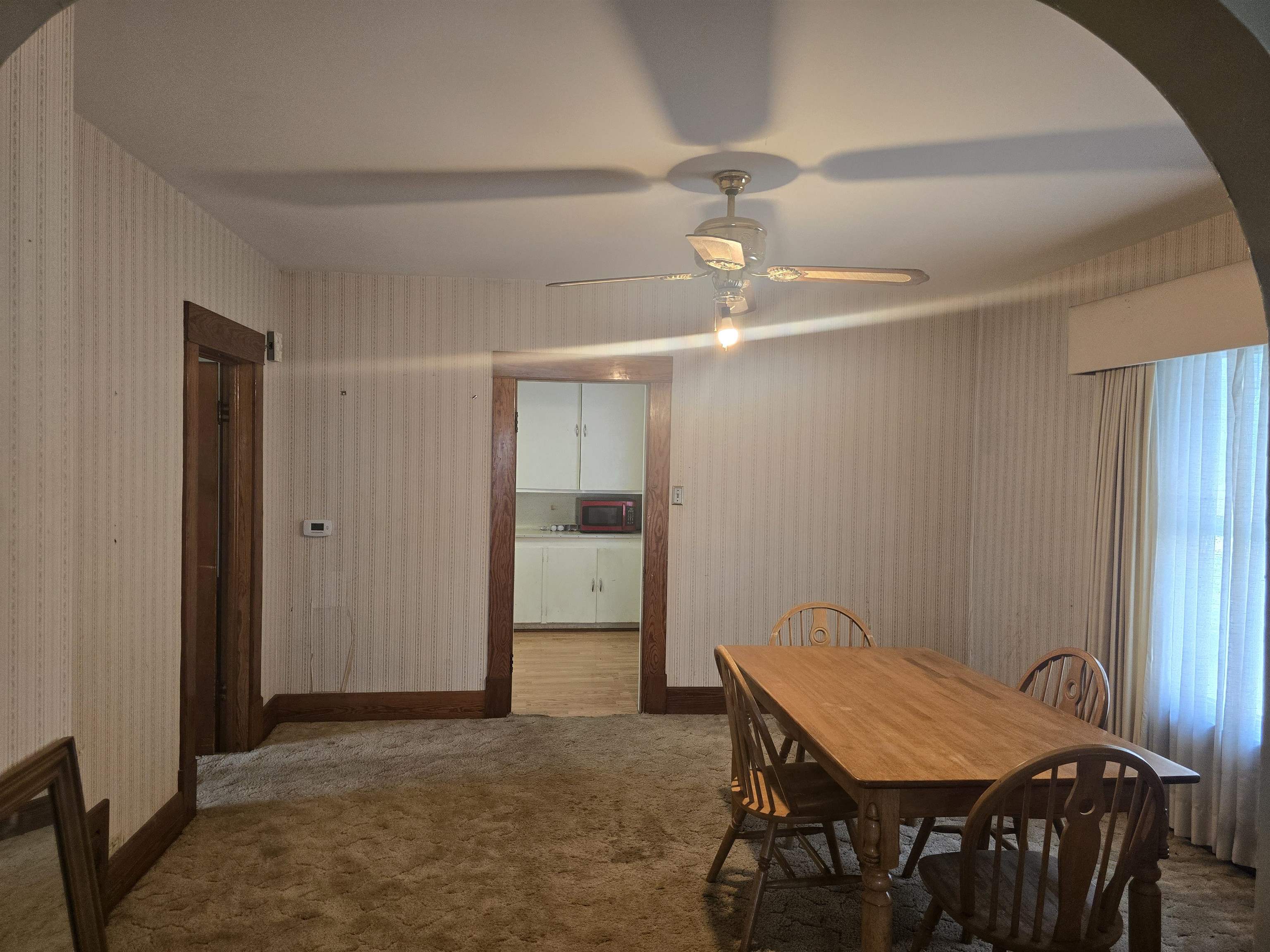202 E Parallel St Property Photo 2