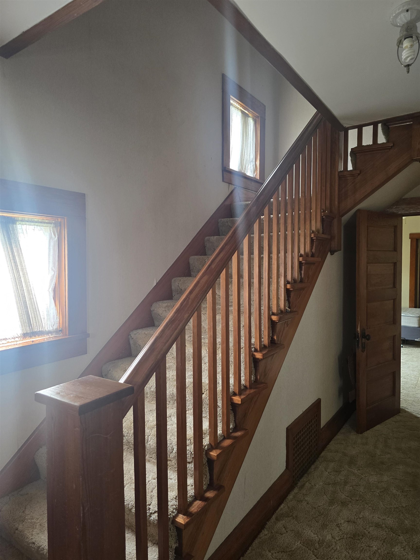 202 E Parallel St Property Photo 4