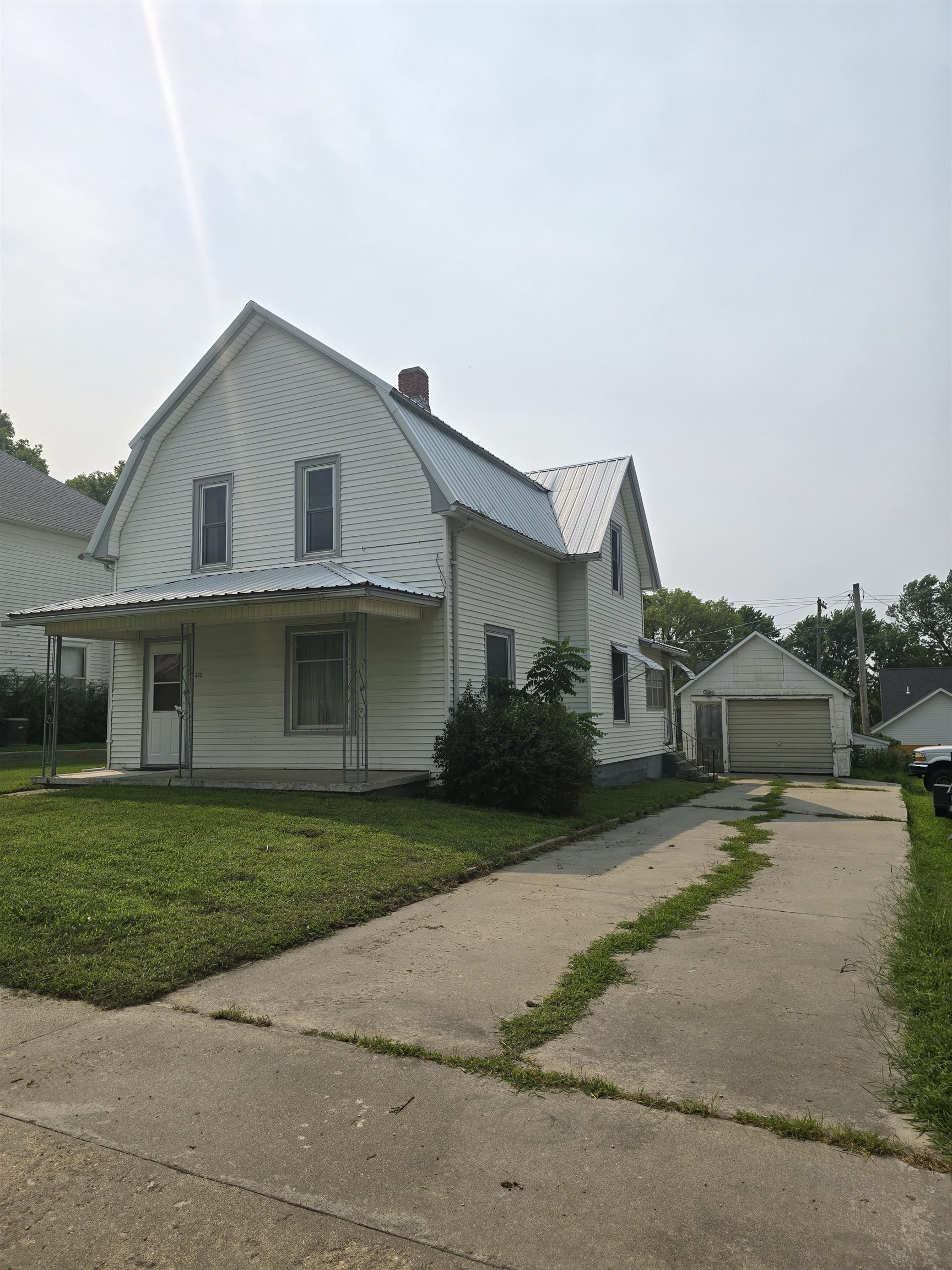 202 E Parallel St Property Photo 11