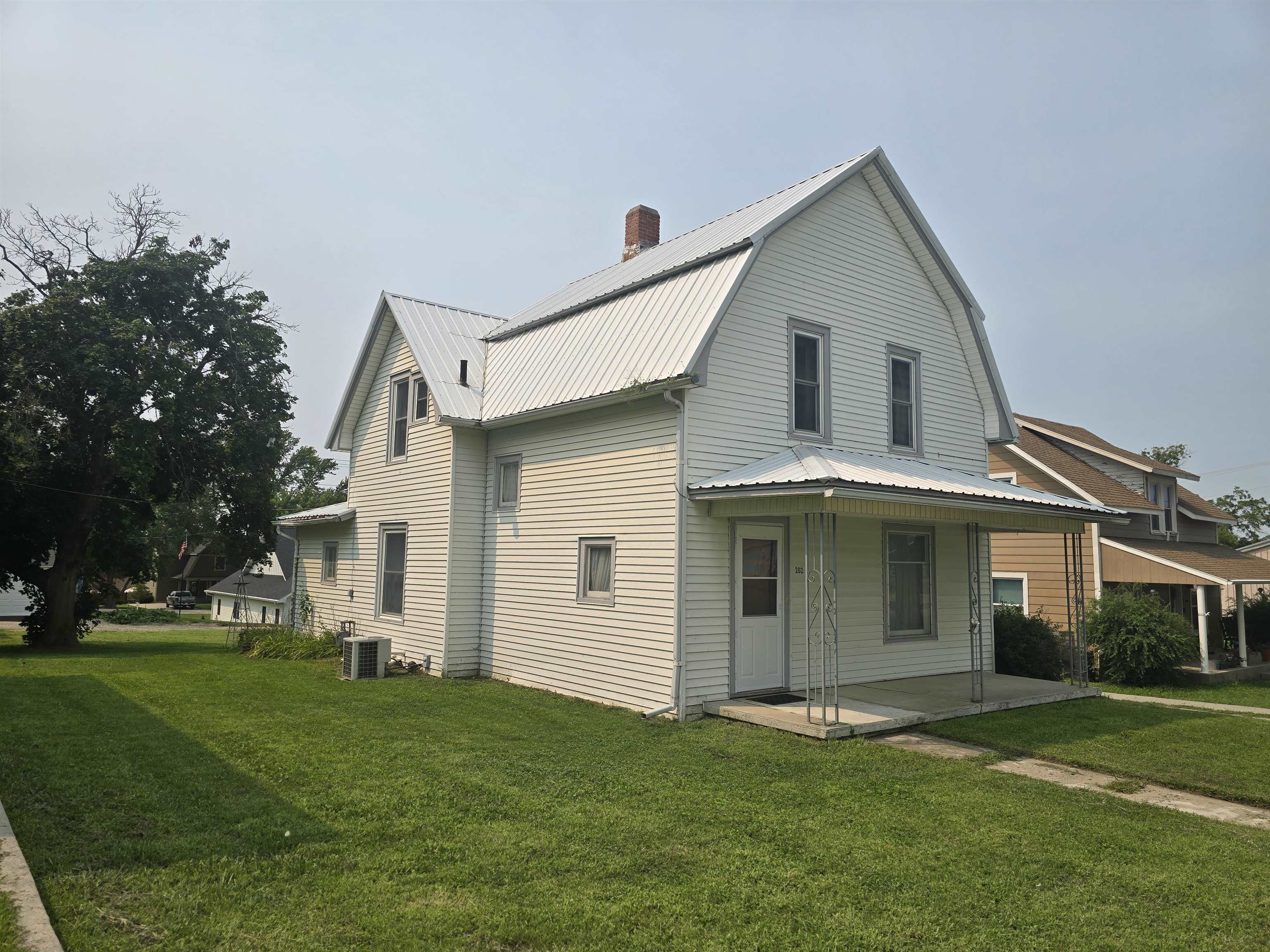 202 E Parallel St Property Photo 12