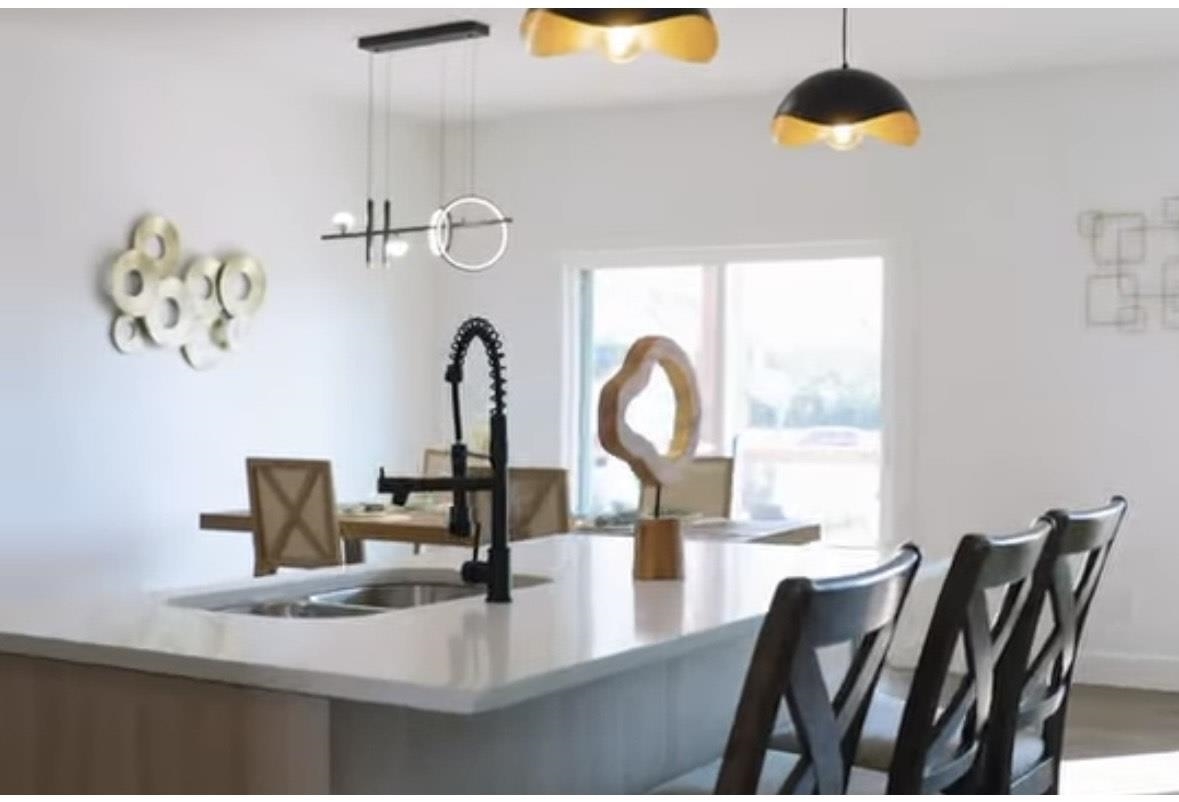 194 S Sycamore Dr Property Photo 2