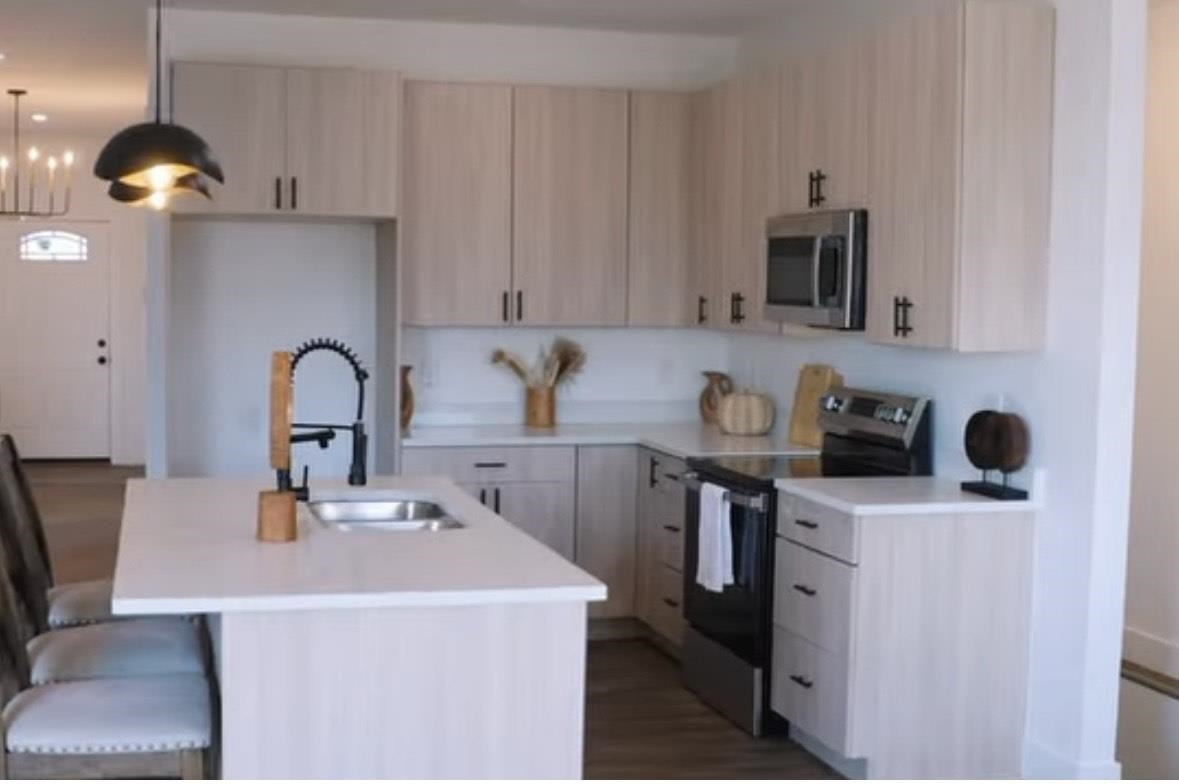 194 S Sycamore Dr Property Photo 3