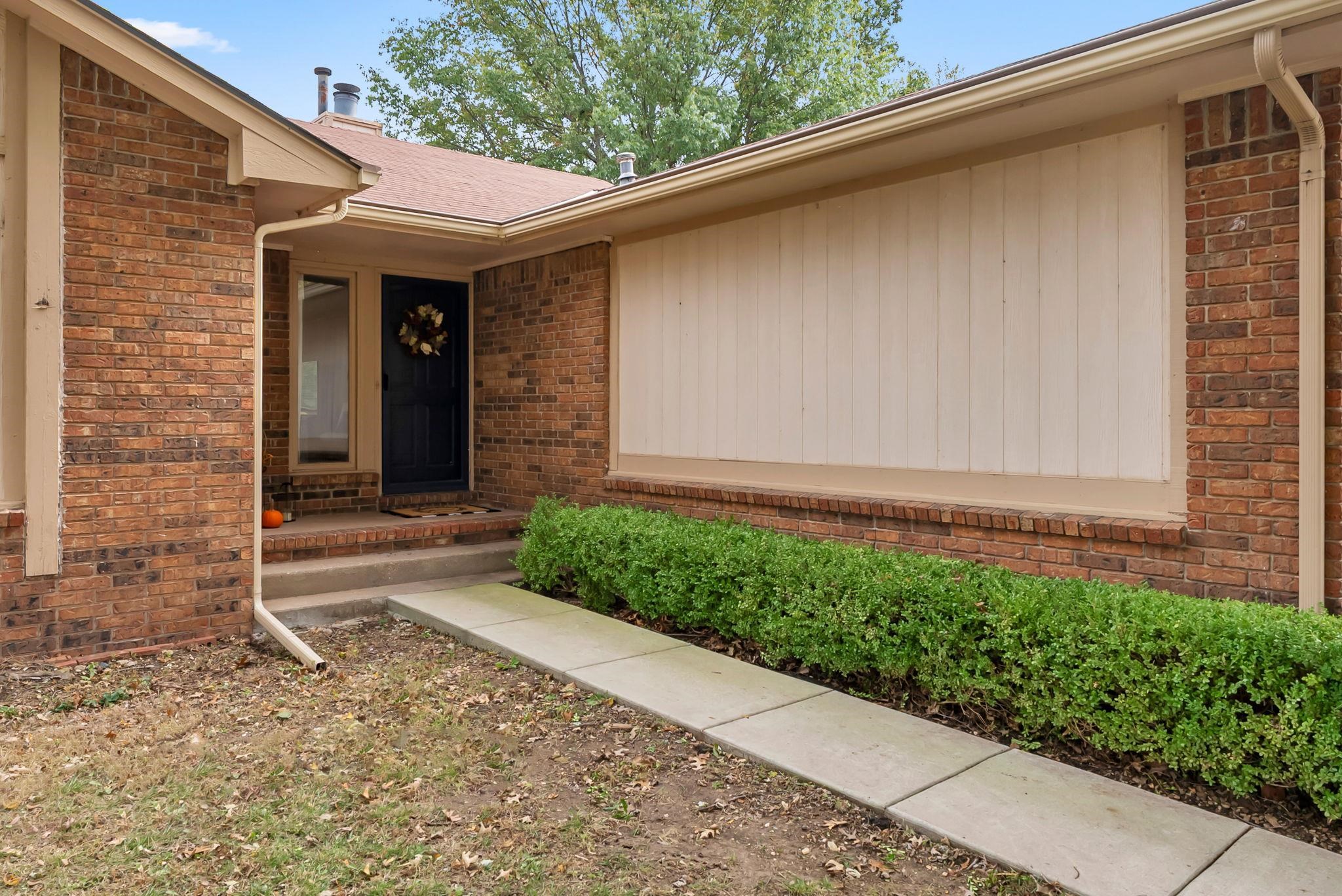 1462 N Parkridge St Property Photo 3