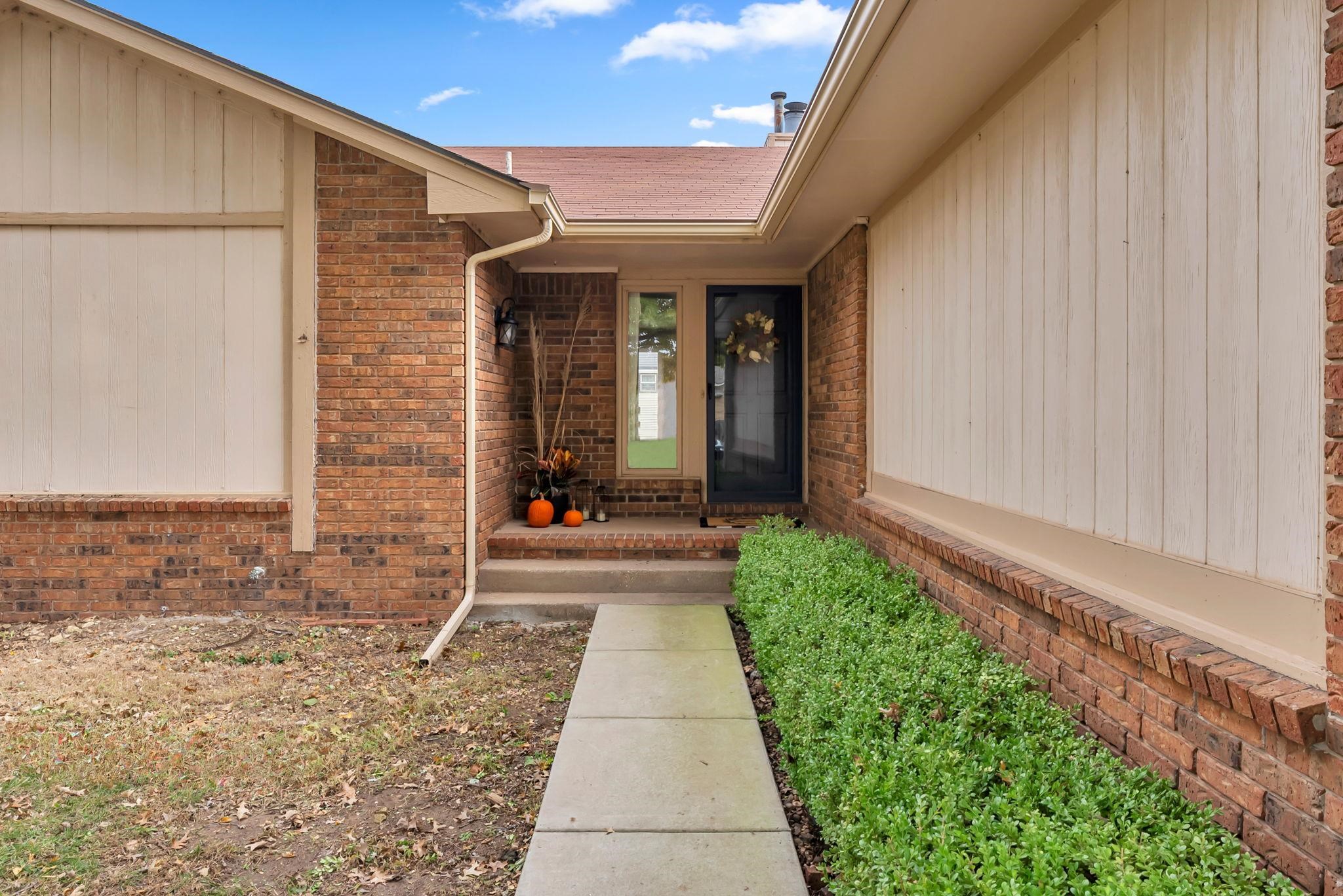 1462 N Parkridge St Property Photo 4