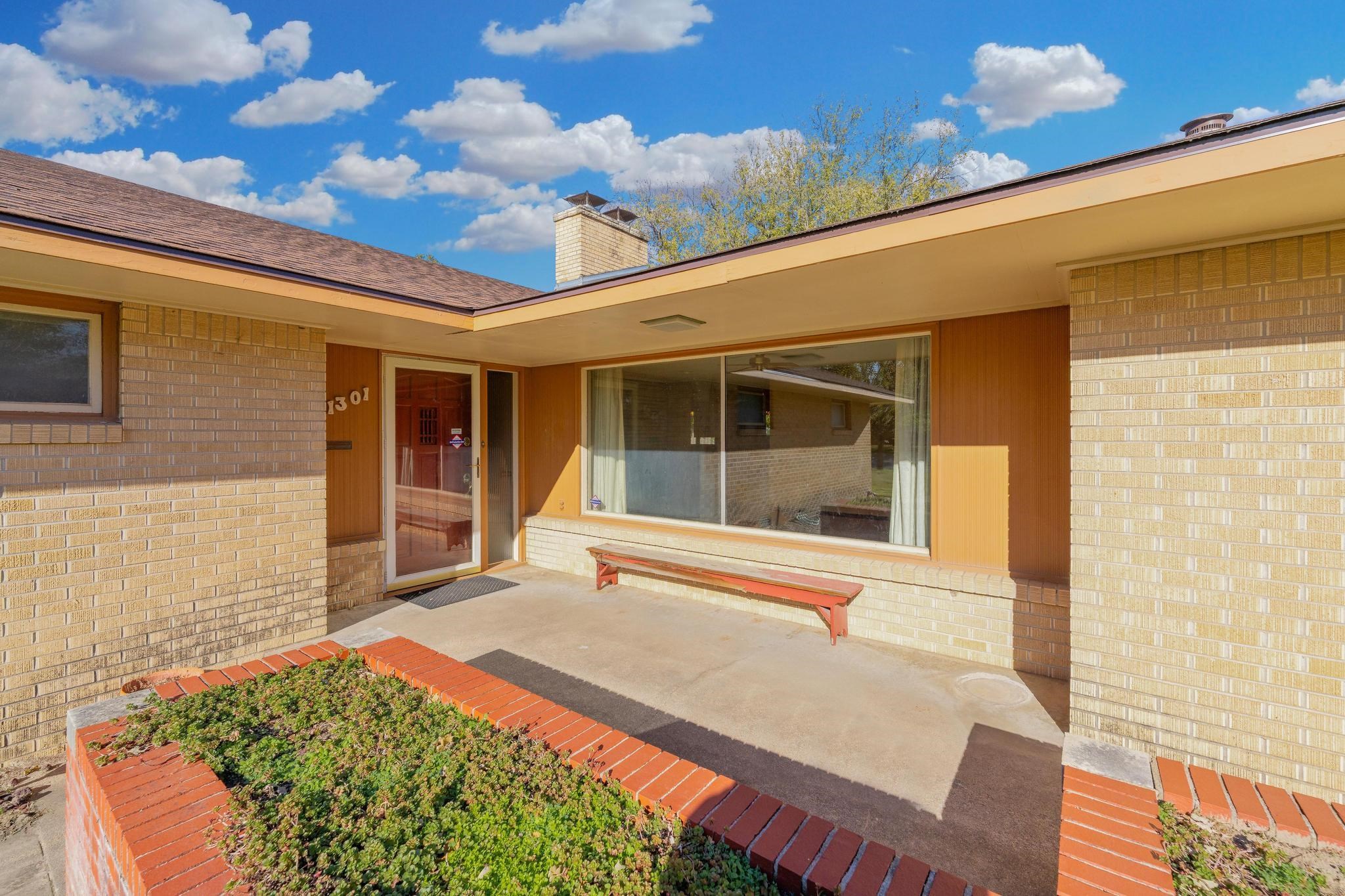 1301 N Arrowhead Dr Property Photo 1