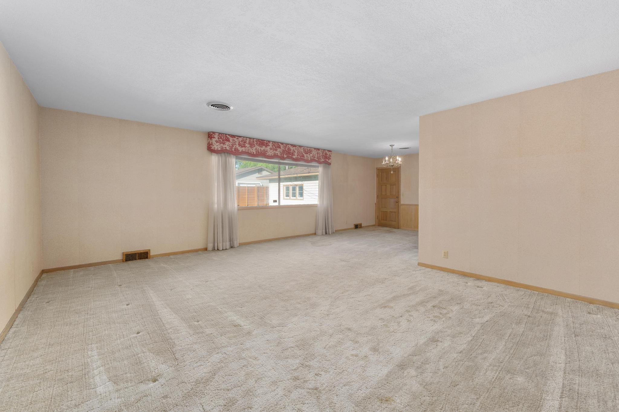 1301 N Arrowhead Dr Property Photo 3