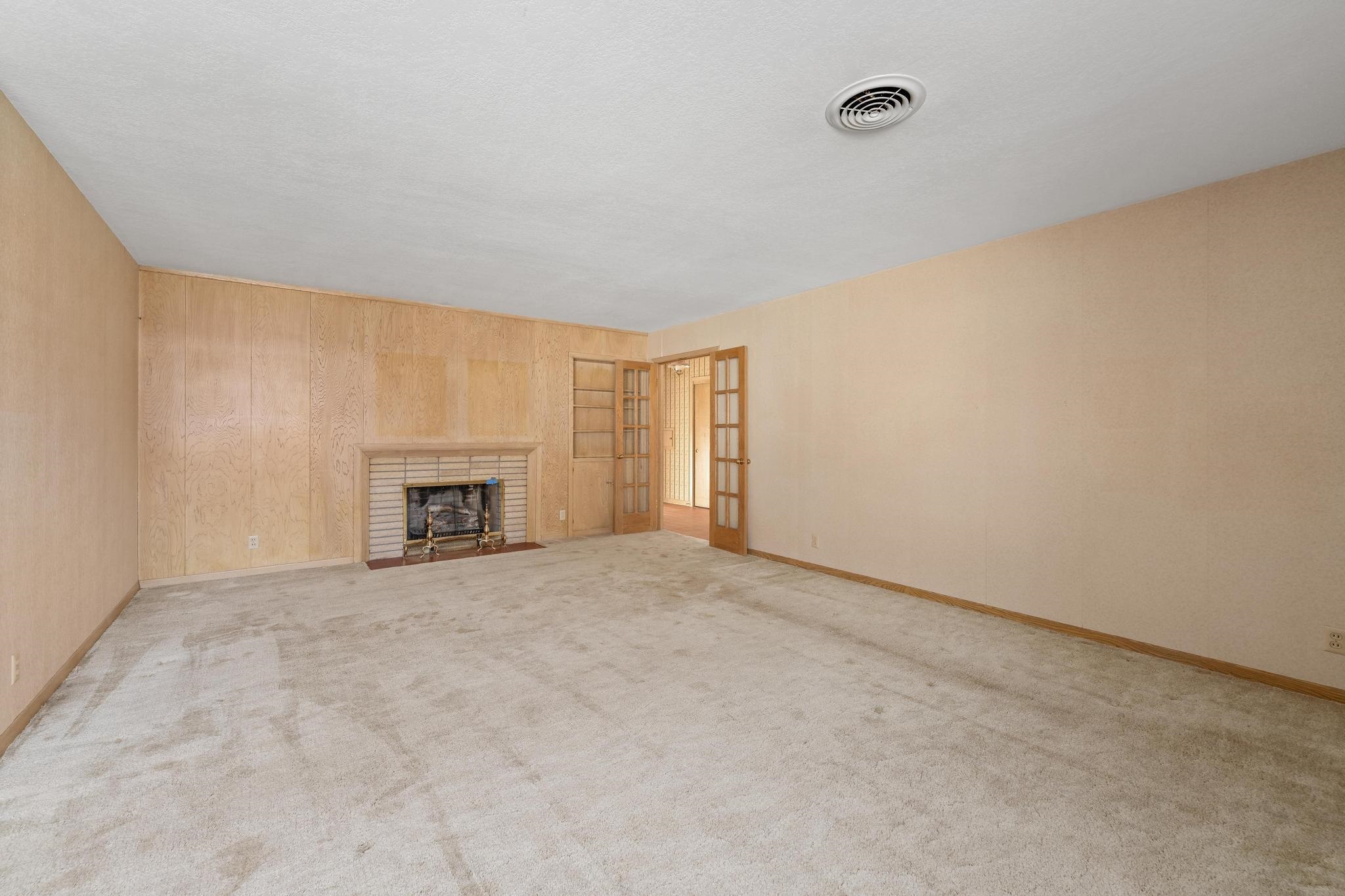 1301 N Arrowhead Dr Property Photo 4