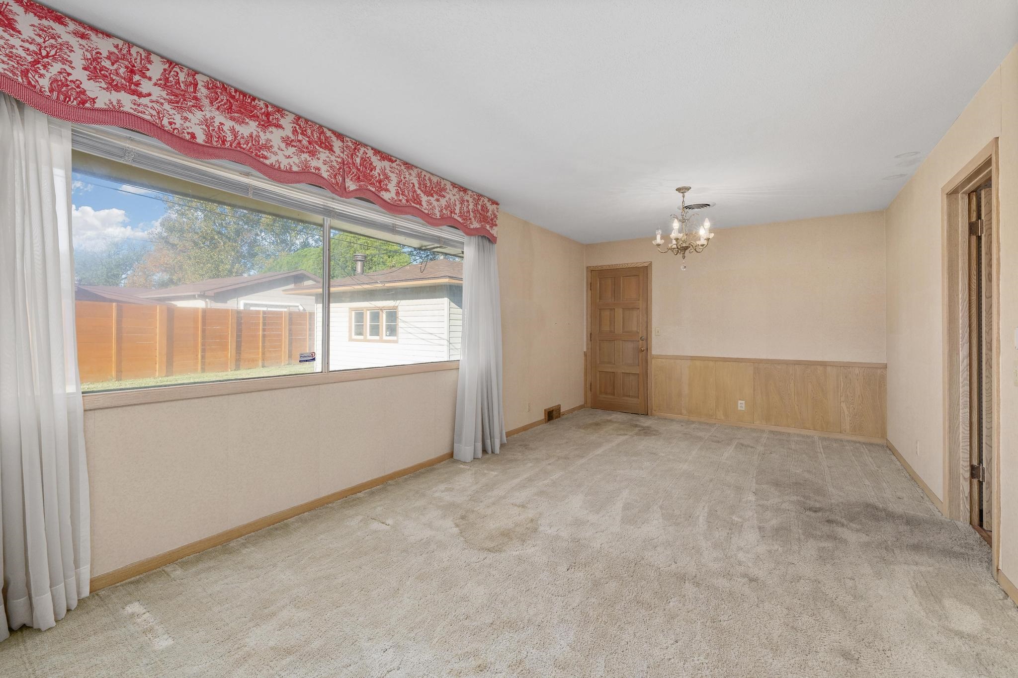 1301 N Arrowhead Dr Property Photo 6