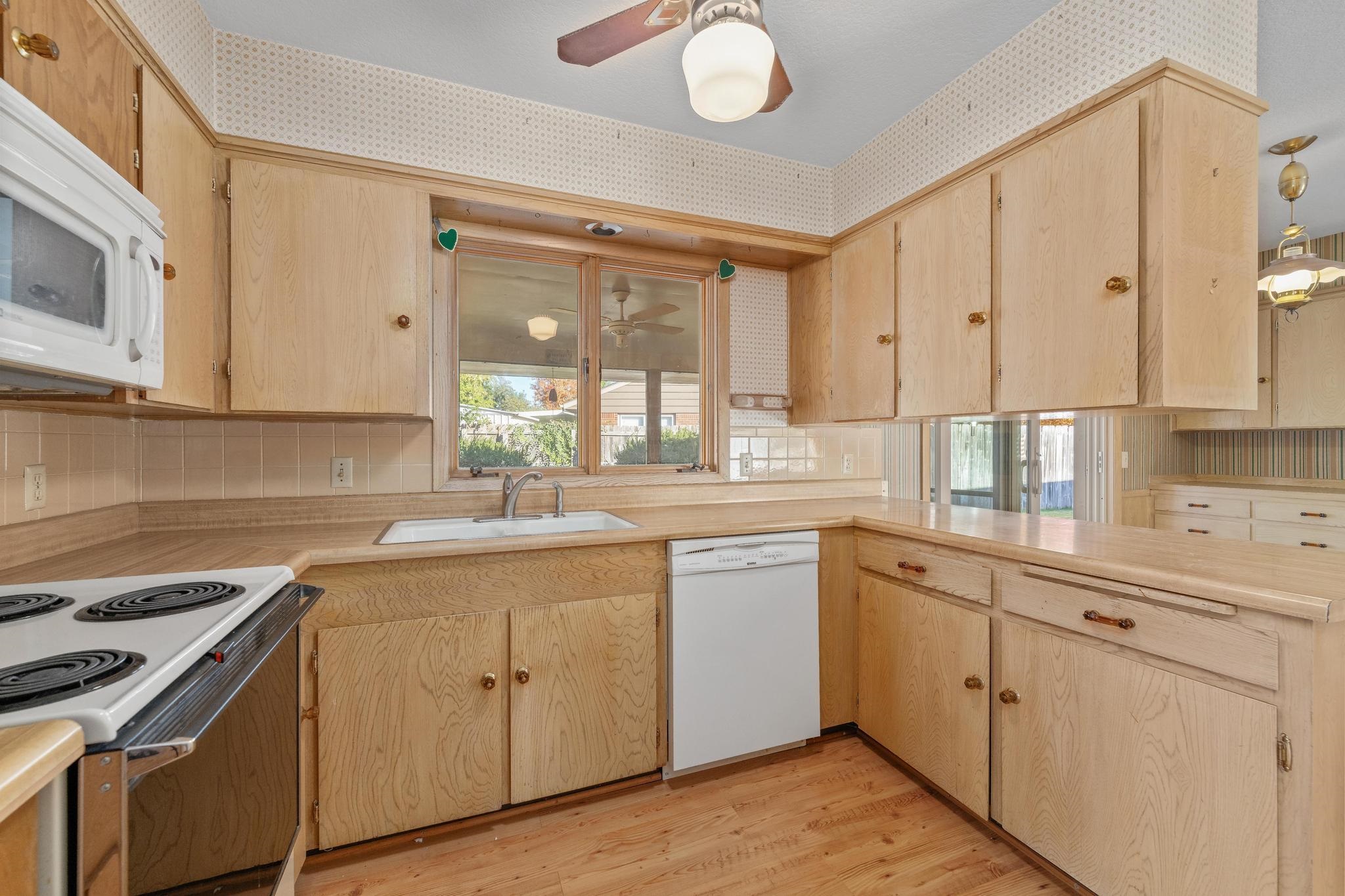 1301 N Arrowhead Dr Property Photo 7