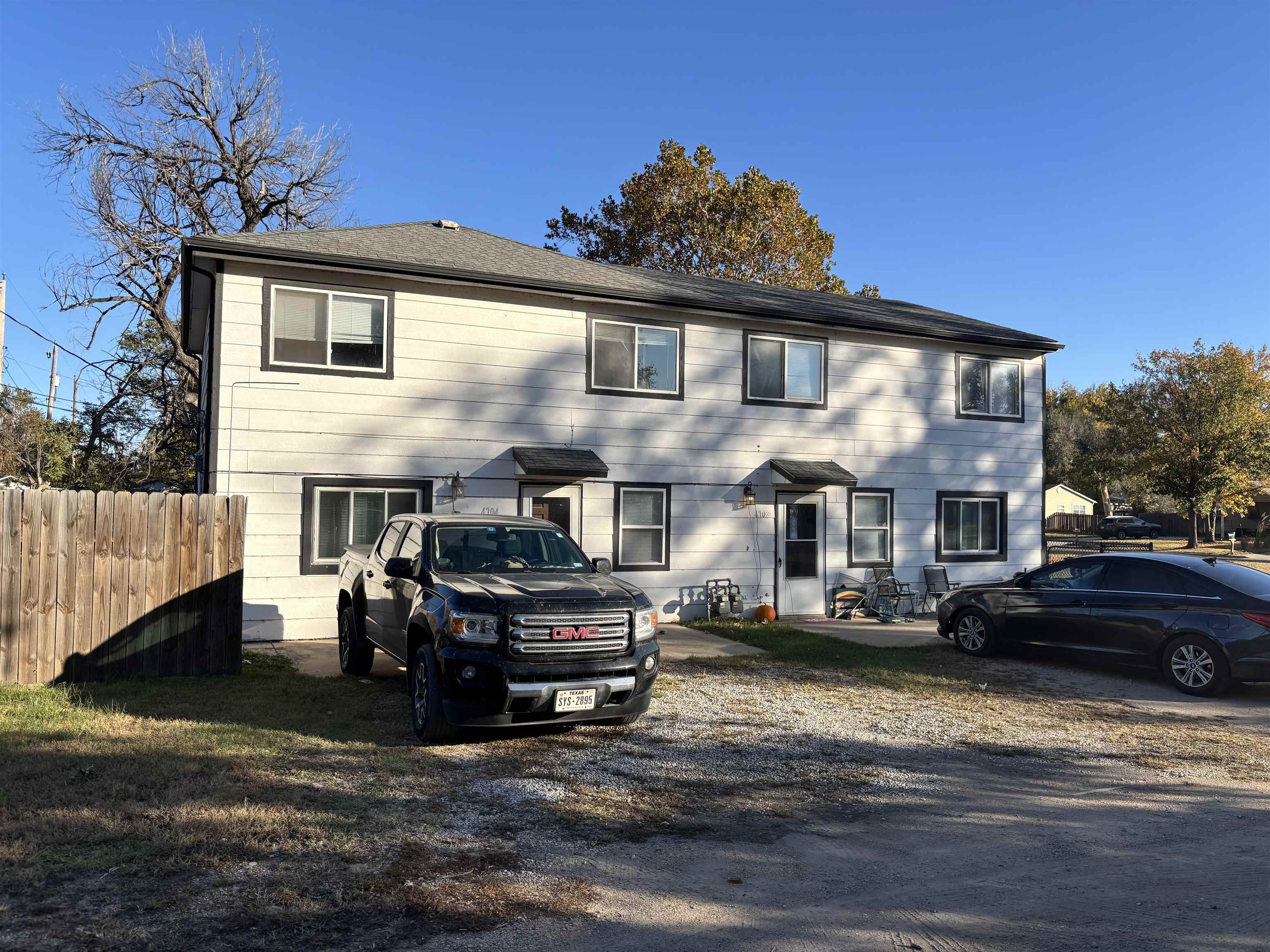 4702-4704 W Murdock St Property Photo 1