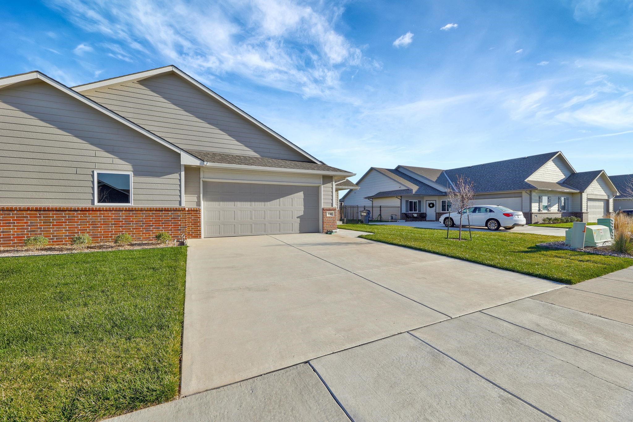 932 N Cloverleaf St Property Photo 4