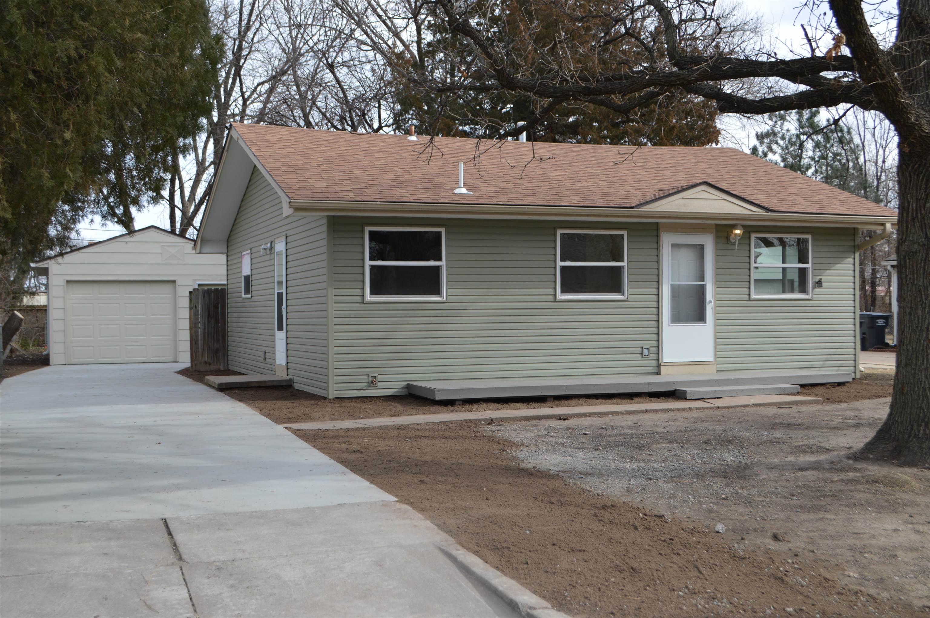 3326 S Fern St Property Photo 1