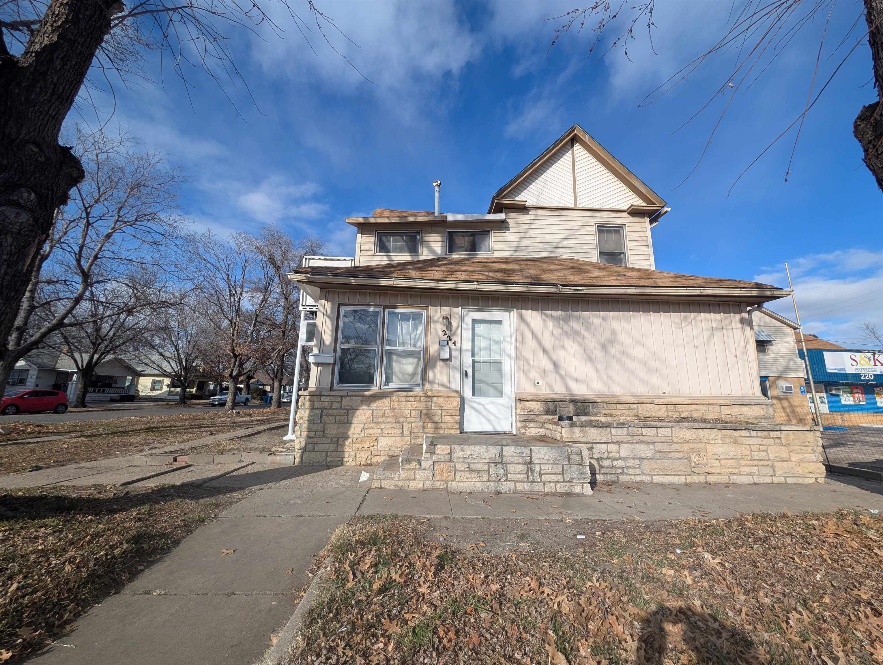 220-224 W Harry St Property Photo 2