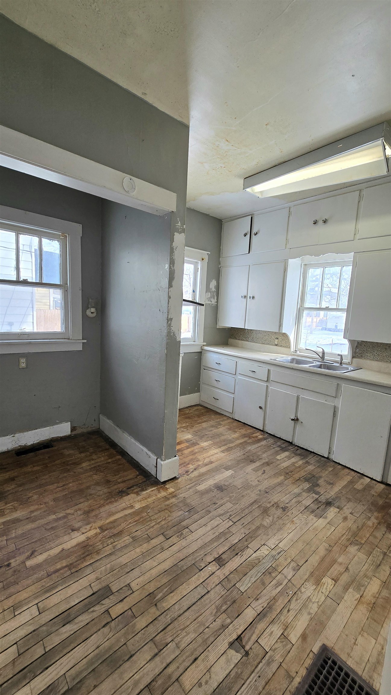106 N West Pl Property Photo 5