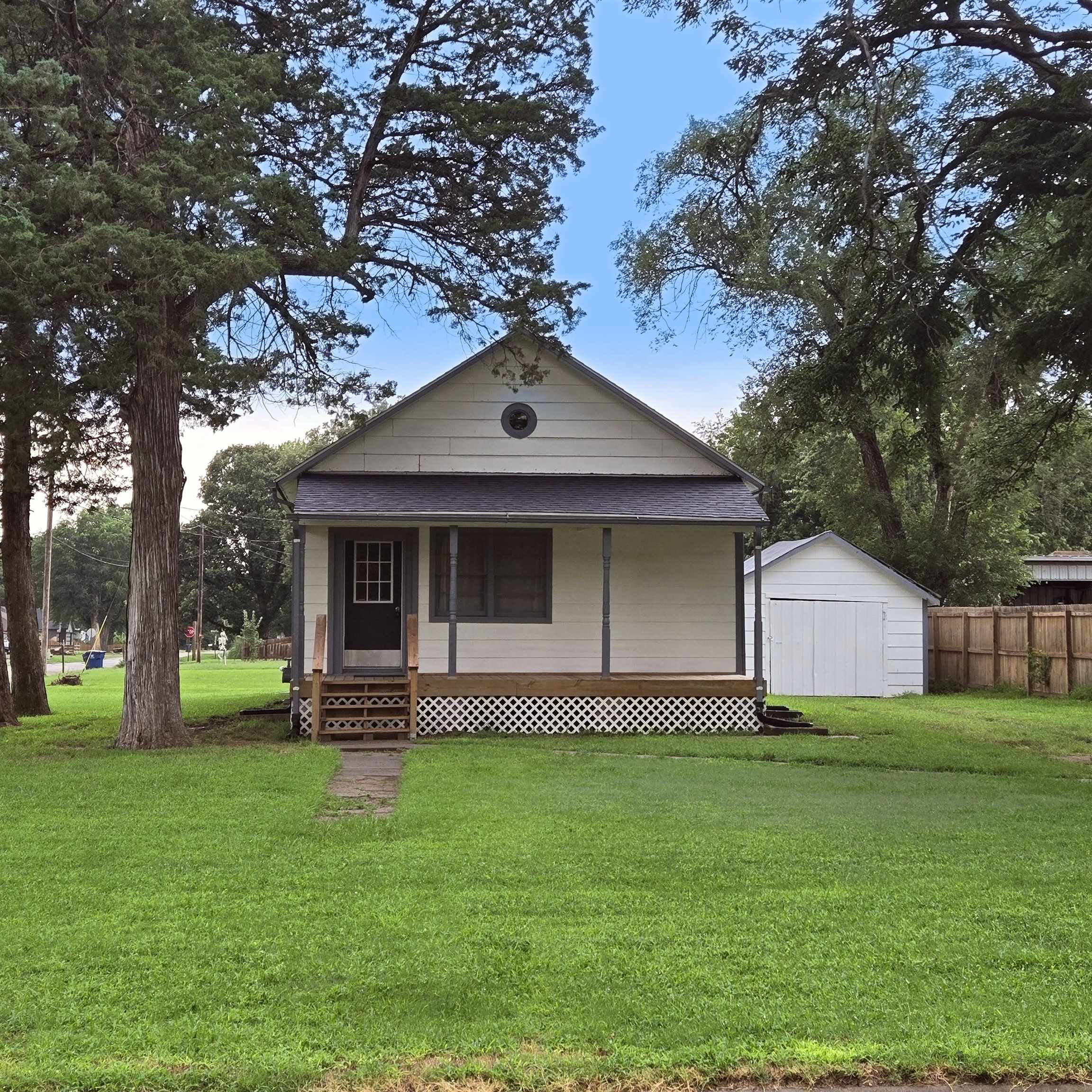 301 N Poplar St Property Photo 1