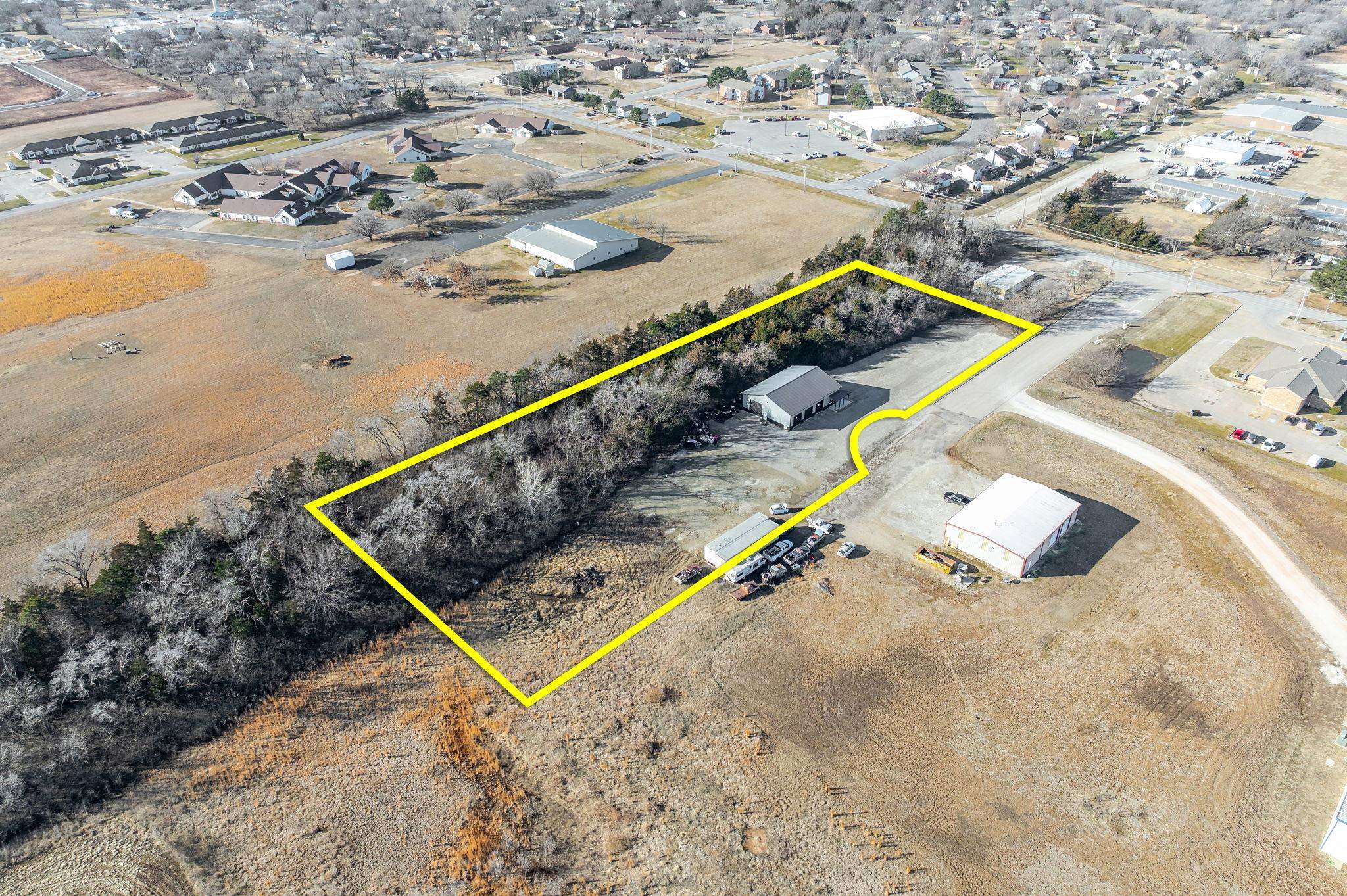 839 E Commercial St Property Photo 4
